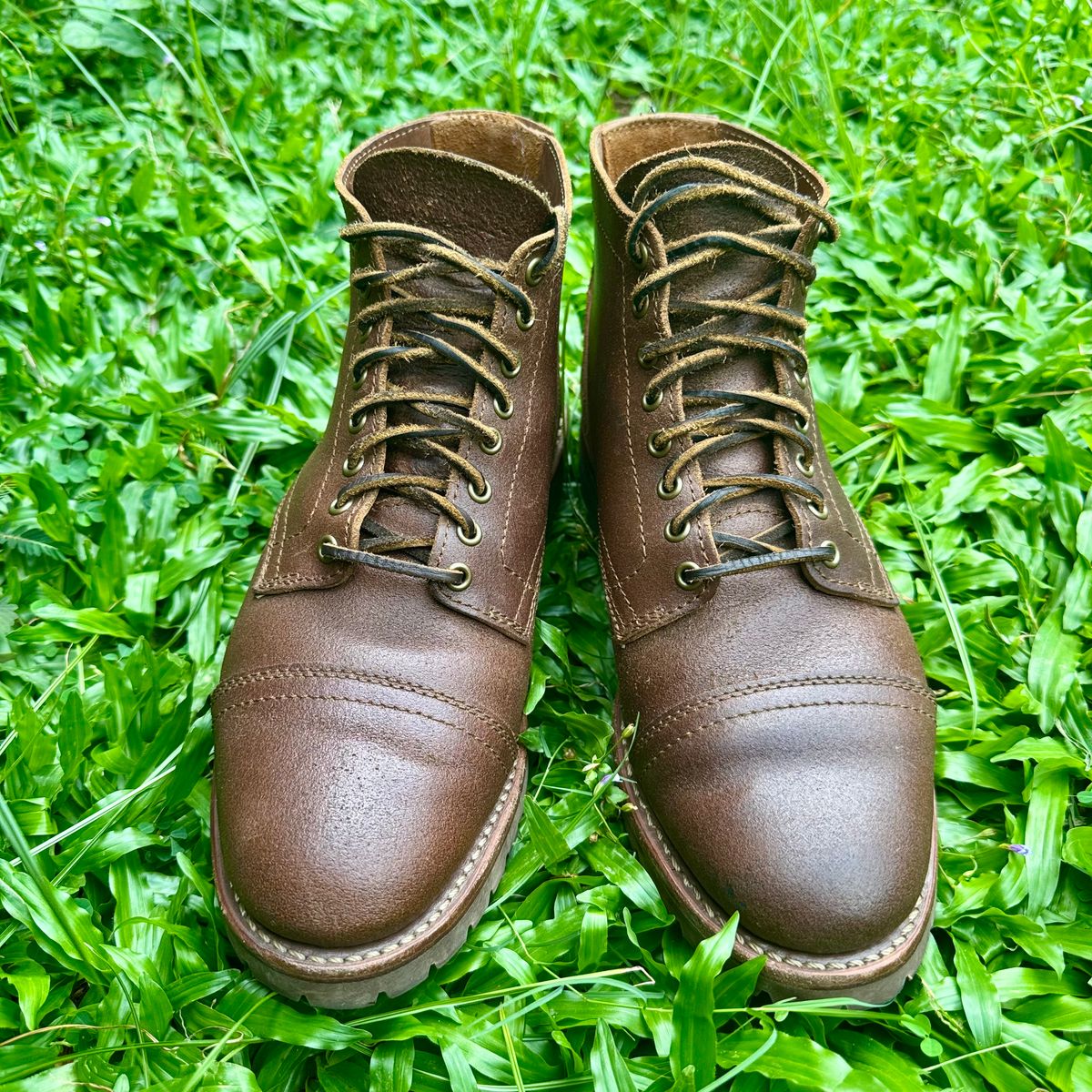 Photo by stinkypatina on December 4, 2025 of the Thursday Vanguard in Horween Natural Waxed Roughout.