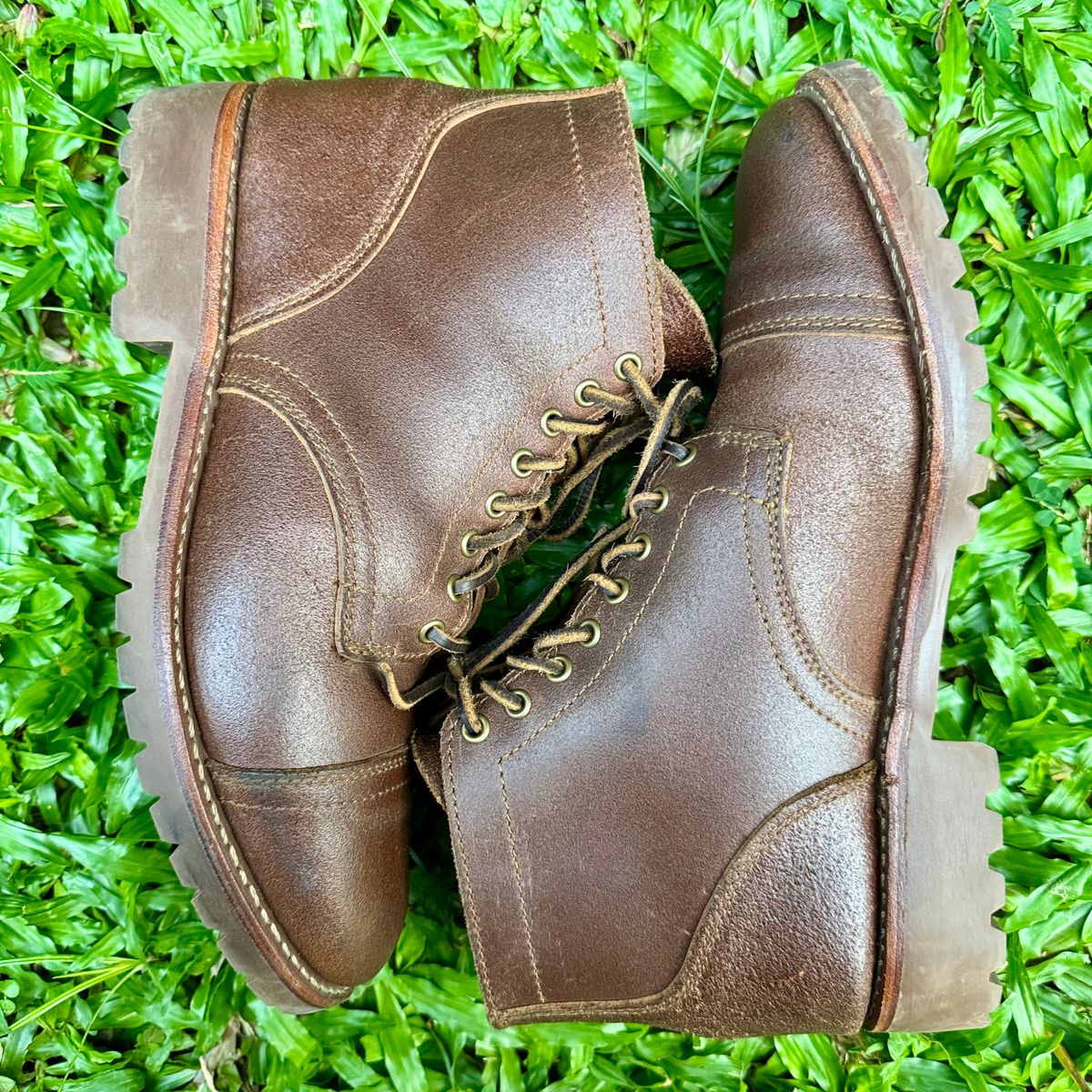 Photo by stinkypatina on January 4, 2026 of the Thursday Vanguard in Horween Natural Waxed Roughout.