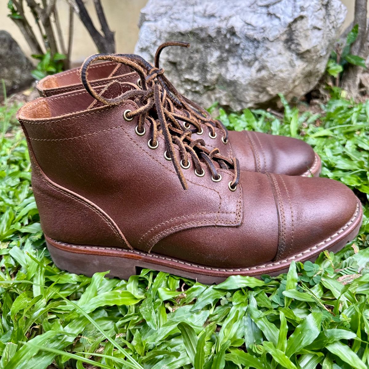 Photo by stinkypatina on January 4, 2026 of the Thursday Vanguard in Horween Natural Waxed Roughout.