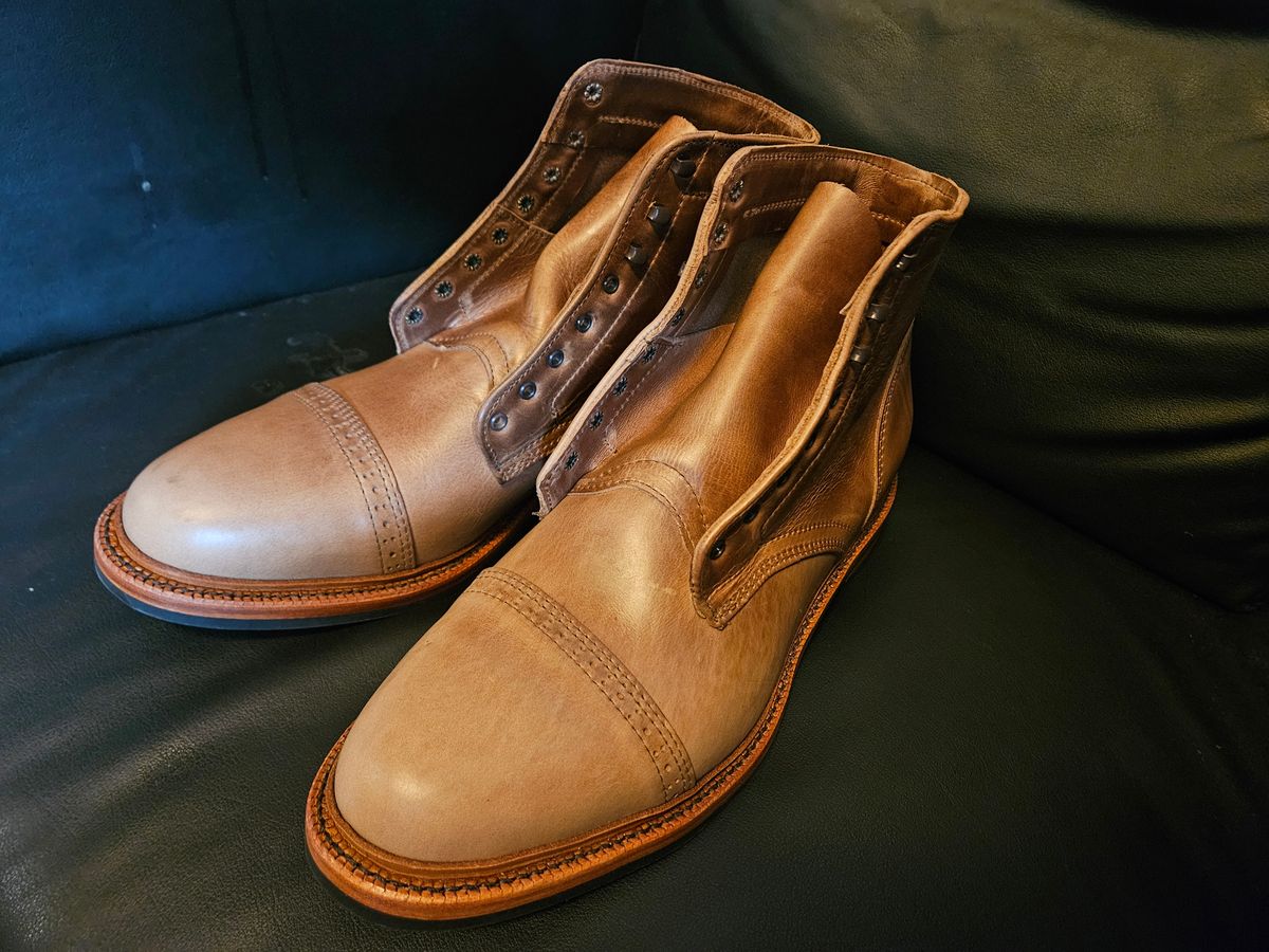 Photo by Griswald_Chillingsworth on August 5, 2023 of the Parkhurst The Delaware in Horween Natural Chromexcel.