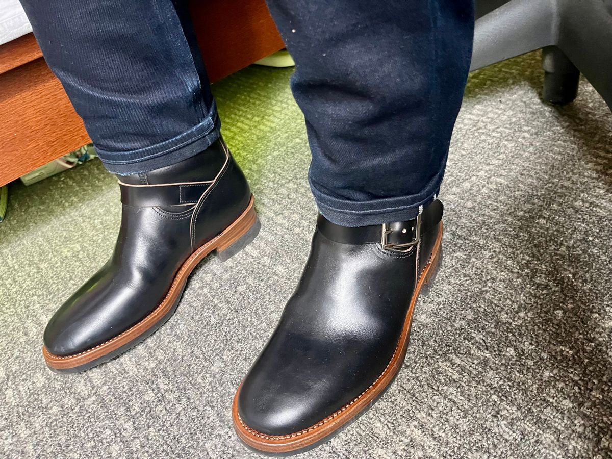 Photo by Faded.Patina on March 7, 2025 of the Crush on Retro 501 in Horween Black Chromexcel.