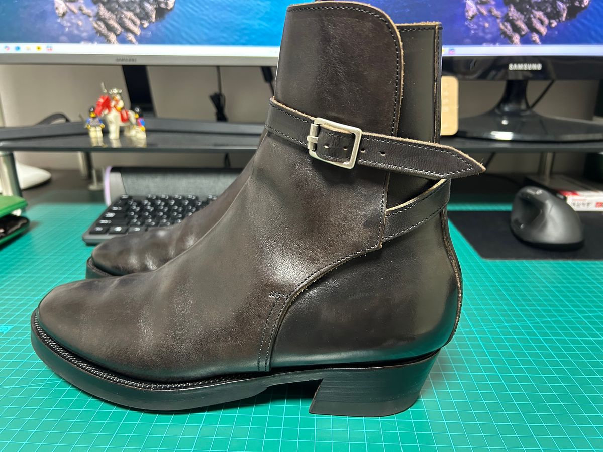 Photo by Patrick_Kwon on January 1, 2025 of the Clinch Jodhpur Boots in Black-Overdyed Horsebutt.