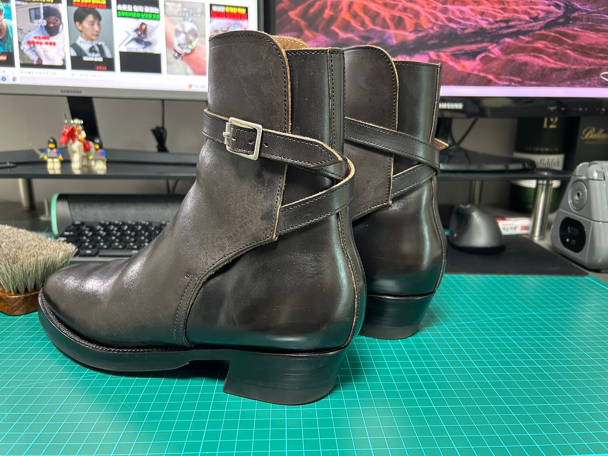Photo by Patrick_Kwon on March 9, 2025 of the Clinch Jodhpur Boots in Black-Overdyed Horsebutt.