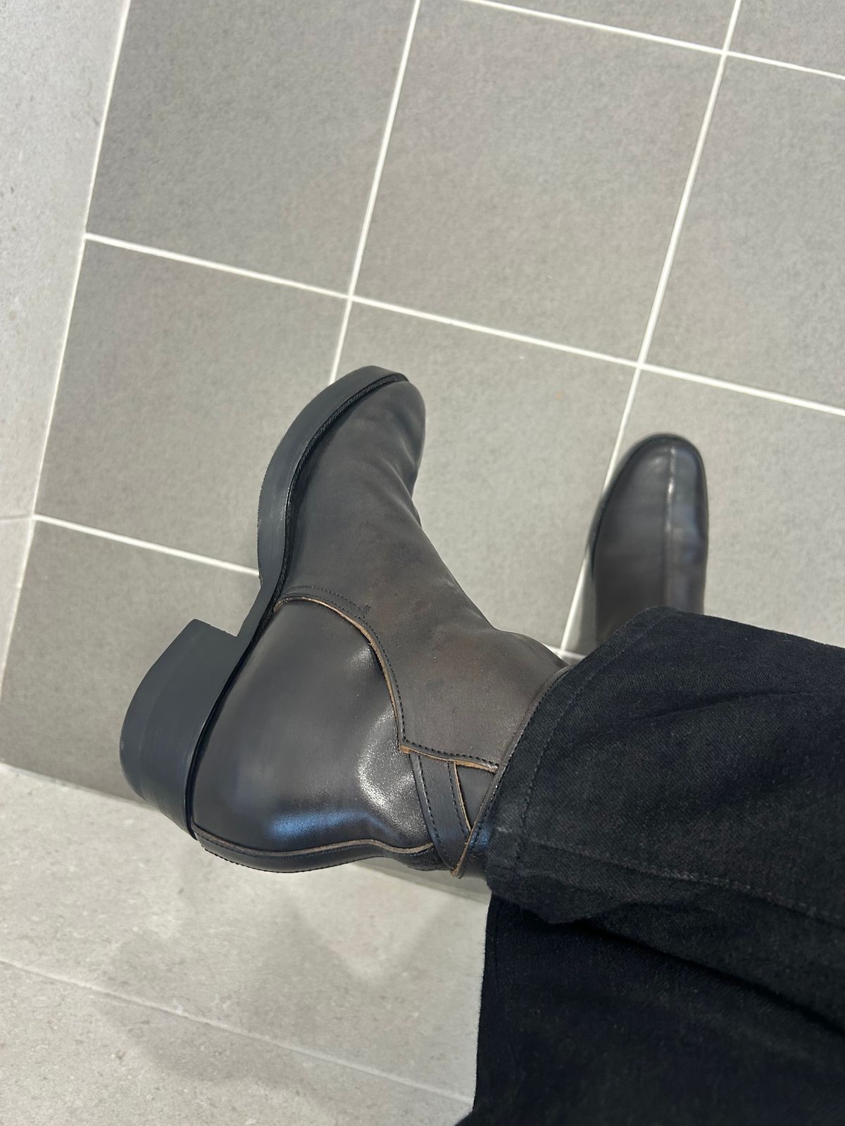 Photo by Patrick_Kwon on December 6, 2024 of the Clinch Jodhpur Boots in Black-Overdyed Horsebutt.