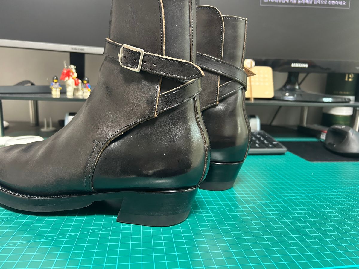 Photo by Patrick_Kwon on December 13, 2024 of the Clinch Jodhpur Boots in Black-Overdyed Horsebutt.