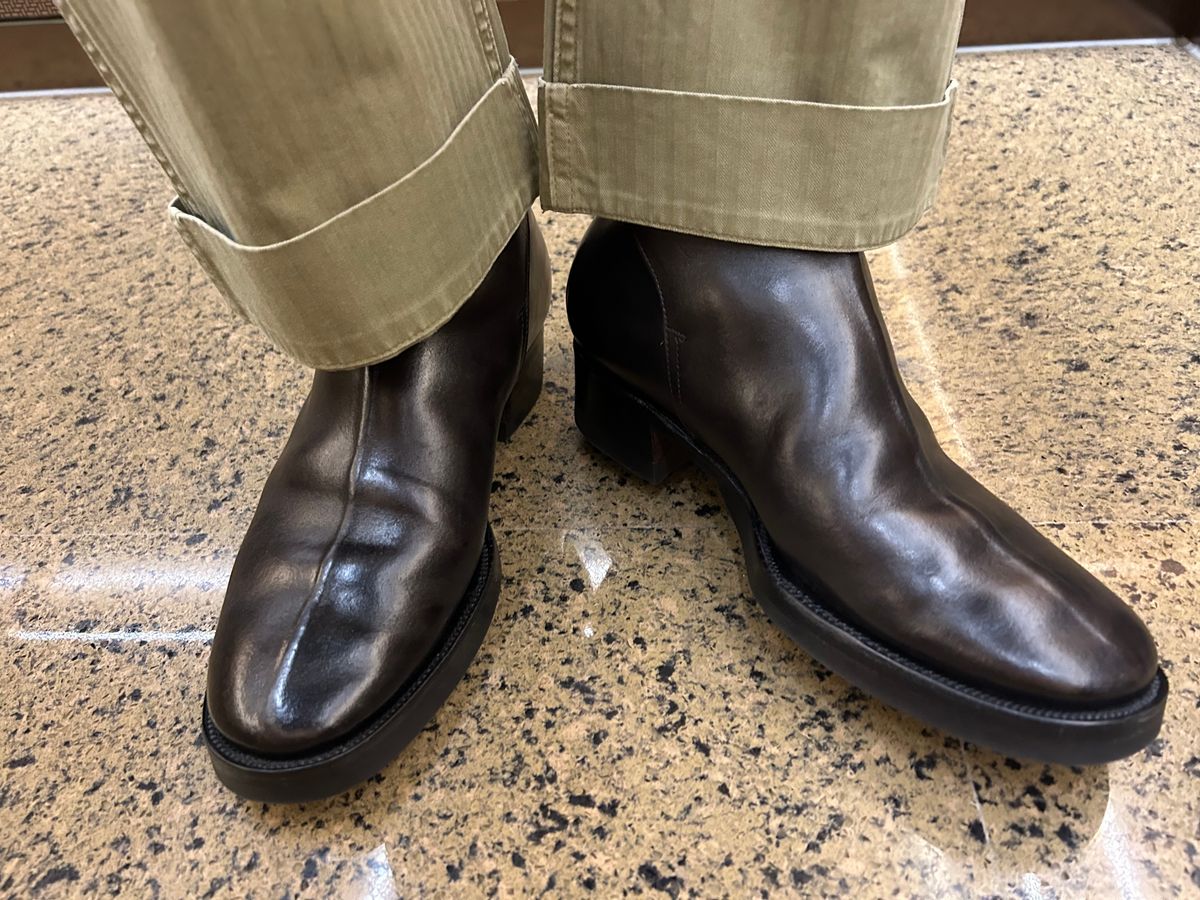 Photo by Patrick_Kwon on May 20, 2025 of the Clinch Jodhpur Boots in Black-Overdyed Horsebutt.