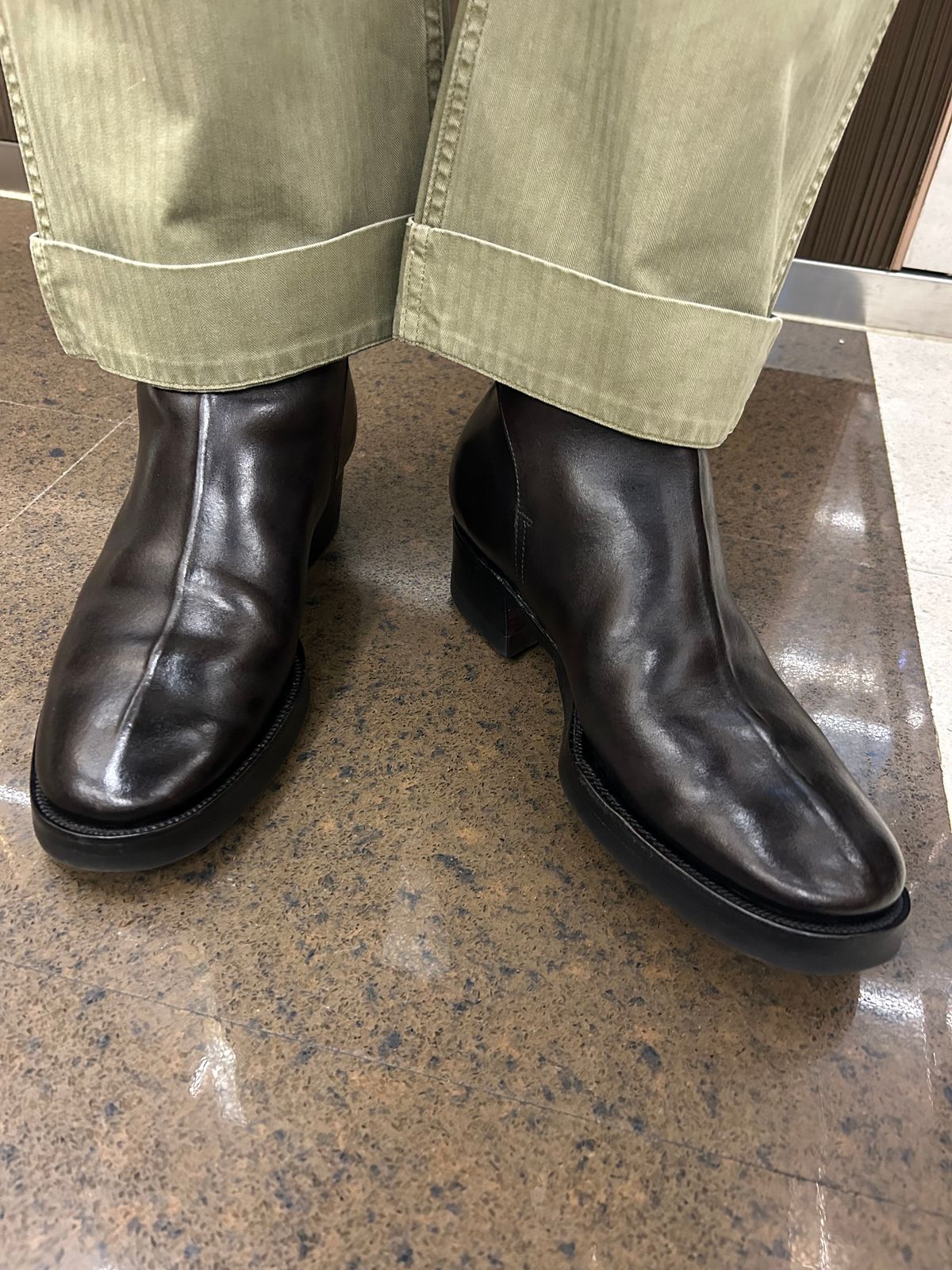 Photo by Patrick_Kwon on May 14, 2025 of the Clinch Jodhpur Boots in Black-Overdyed Horsebutt.