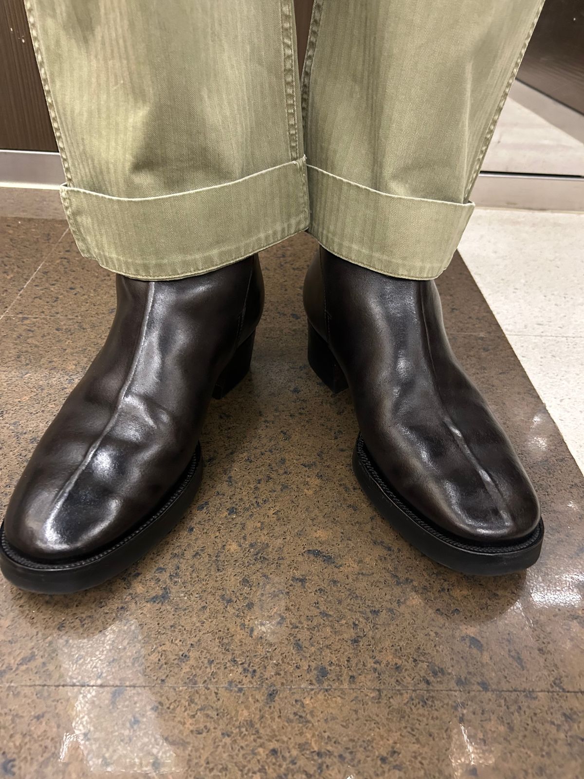 Photo by Patrick_Kwon on May 14, 2025 of the Clinch Jodhpur Boots in Black-Overdyed Horsebutt.