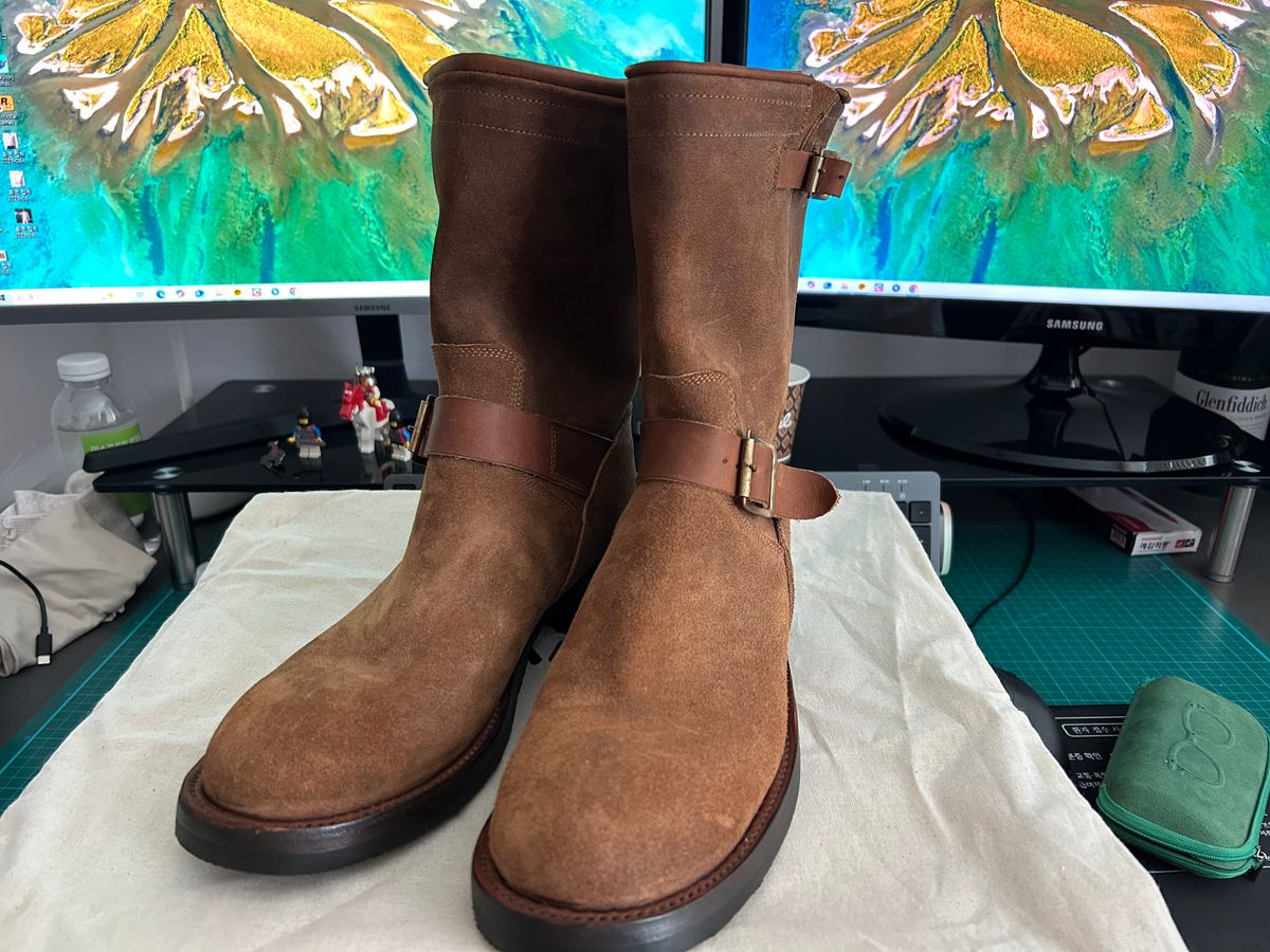 Photo by Patrick_Kwon on August 20, 2025 of the RRL Engineer Boots in Brown Roughout Suede.