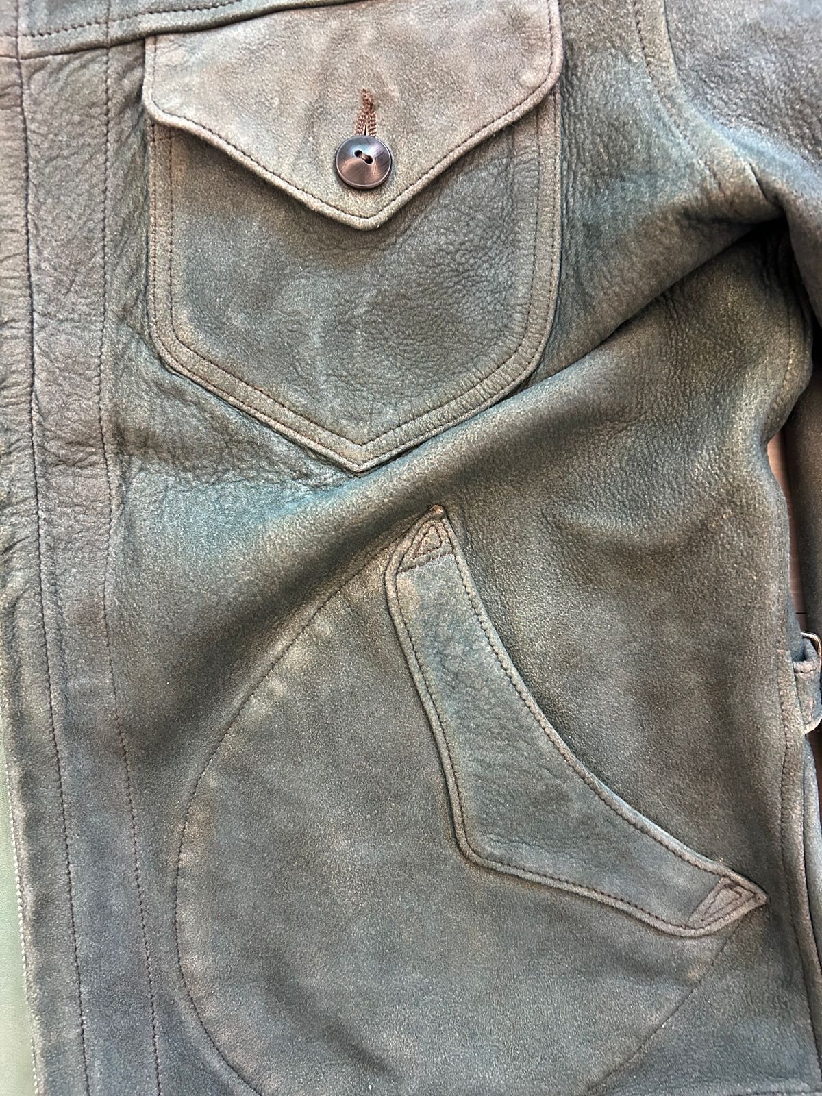 Photo by Patrick_Kwon on May 27, 2025 of the RRL Indigo Dyed Sheepskin Leather Jacket in Sheep Skin.