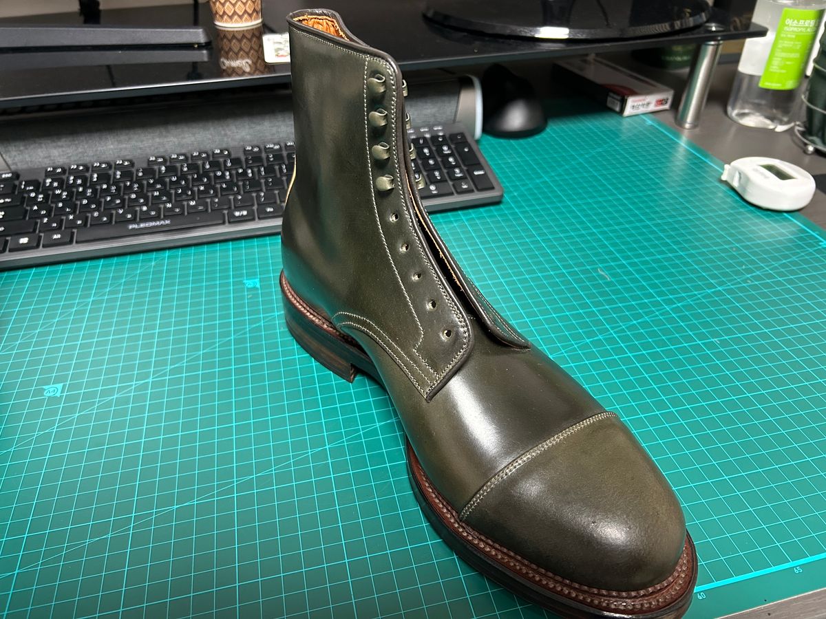 Photo by Patrick_Kwon on October 15, 2025 of the Viberg Halkett in Horween Old Bronze Shell Cordovan.