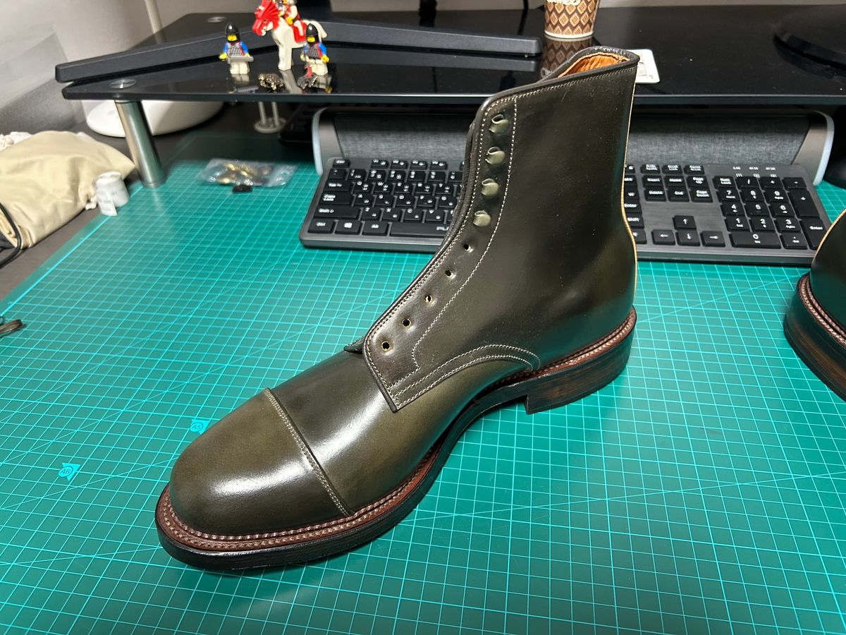 Photo by Patrick_Kwon on October 15, 2025 of the Viberg Halkett in Horween Old Bronze Shell Cordovan.