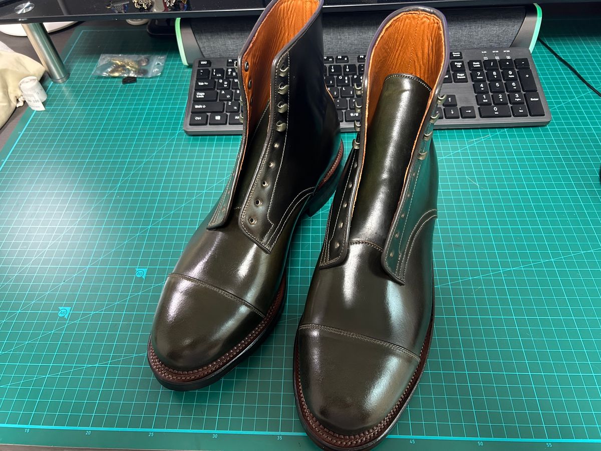 Photo by Patrick_Kwon on October 18, 2025 of the Viberg Halkett in Horween Old Bronze Shell Cordovan.