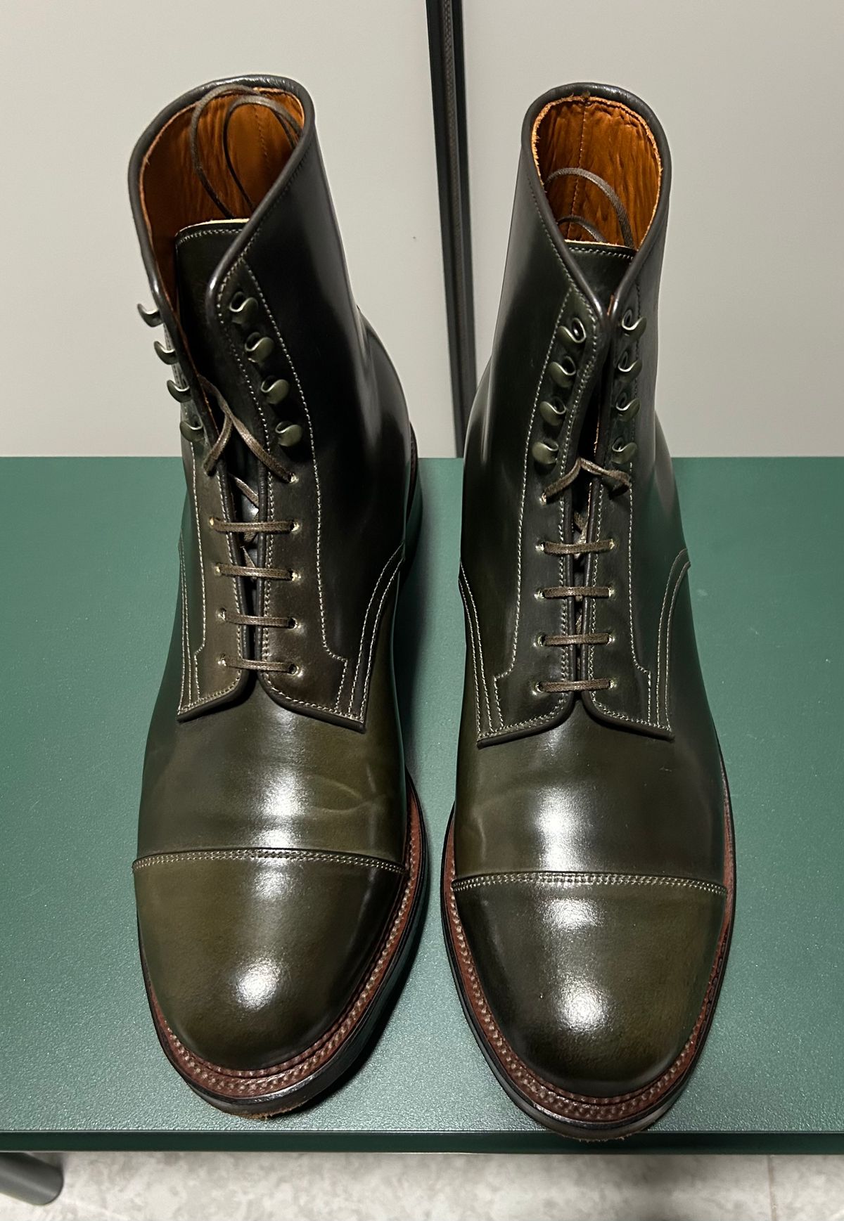 Photo by Patrick_Kwon on October 20, 2025 of the Viberg Halkett in Horween Old Bronze Shell Cordovan.