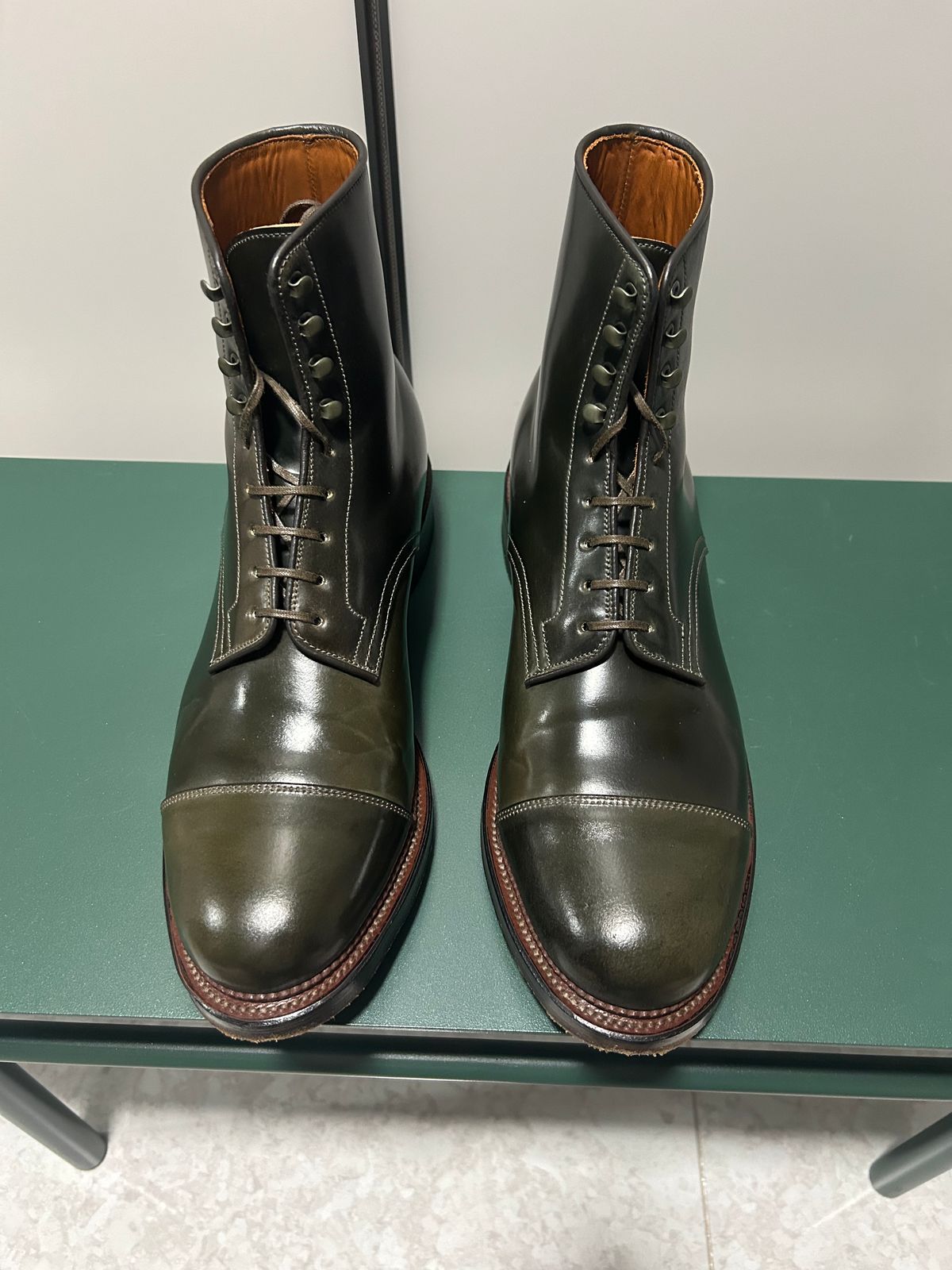 Photo by Patrick_Kwon on November 16, 2025 of the Viberg Halkett in Horween Old Bronze Shell Cordovan.