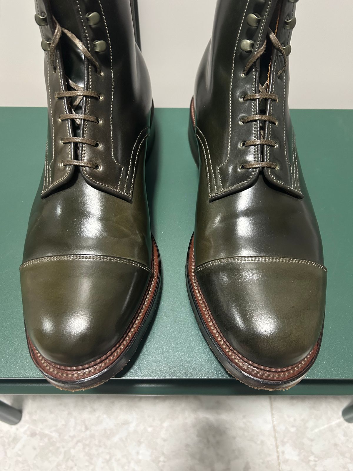 Photo by Patrick_Kwon on November 16, 2025 of the Viberg Halkett in Horween Old Bronze Shell Cordovan.