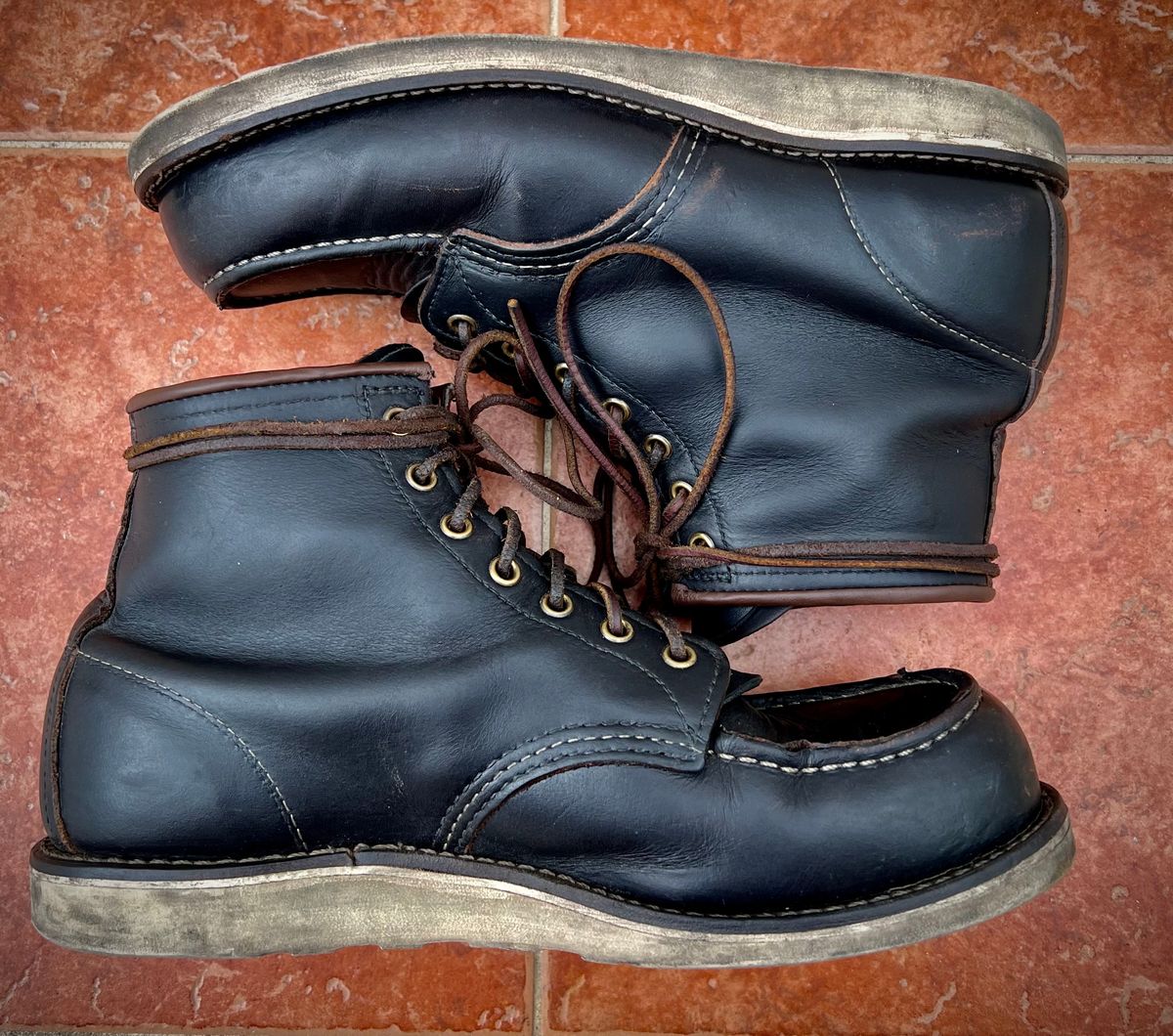 Photo by kyoung711 on September 25, 2024 of the Red Wing 6-Inch Classic Moc in S.B. Foot Black Prairie.