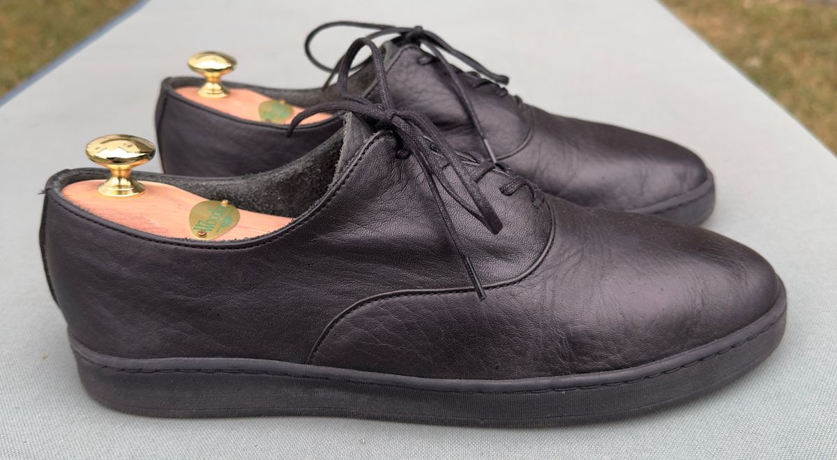 Photo by amac16 on October 5, 2025 of the Crown Northampton Abbey Unlined Oxford in Black Horween Dearborn.