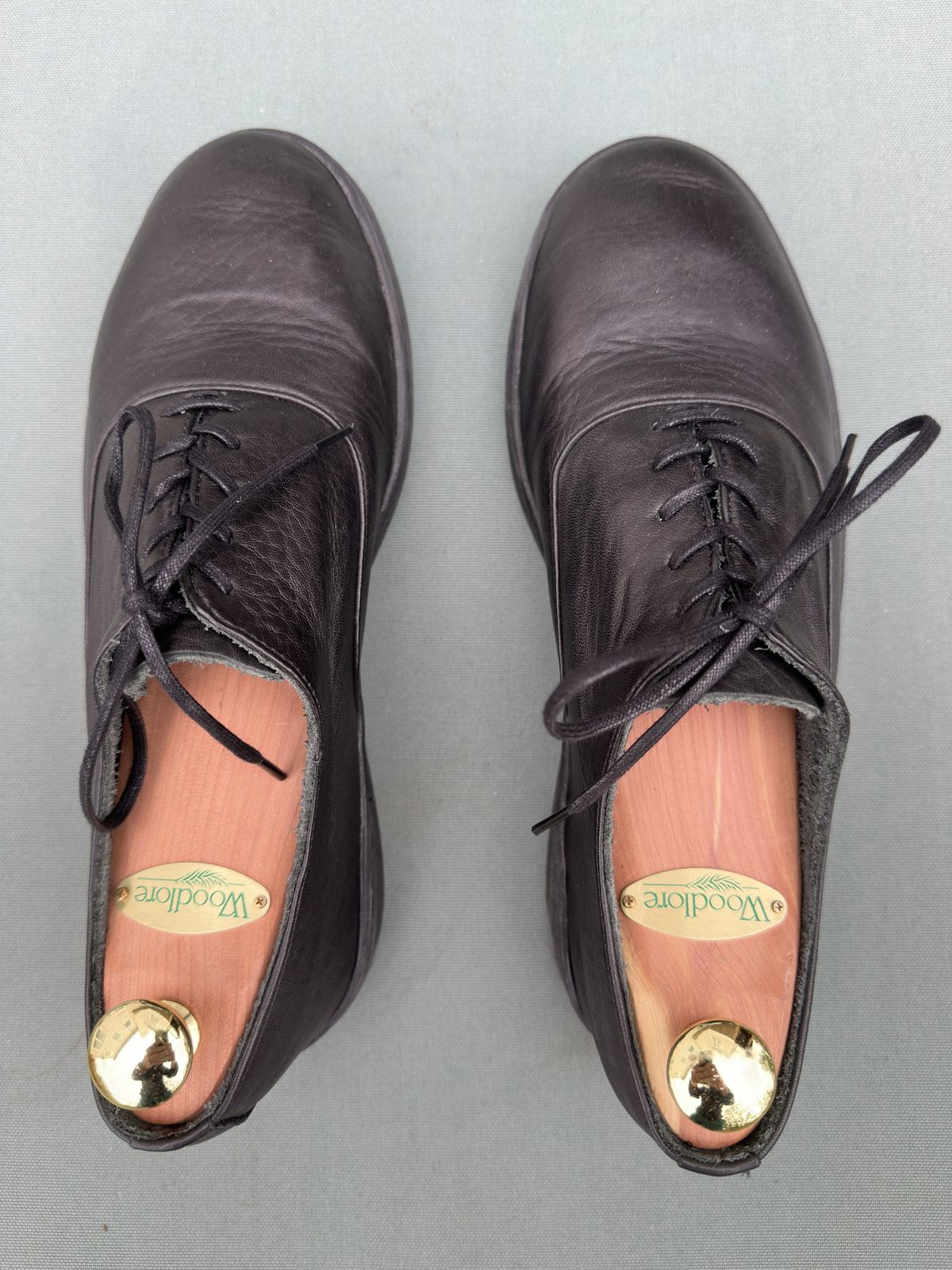 Photo by amac16 on October 5, 2025 of the Crown Northampton Abbey Unlined Oxford in Black Horween Dearborn.