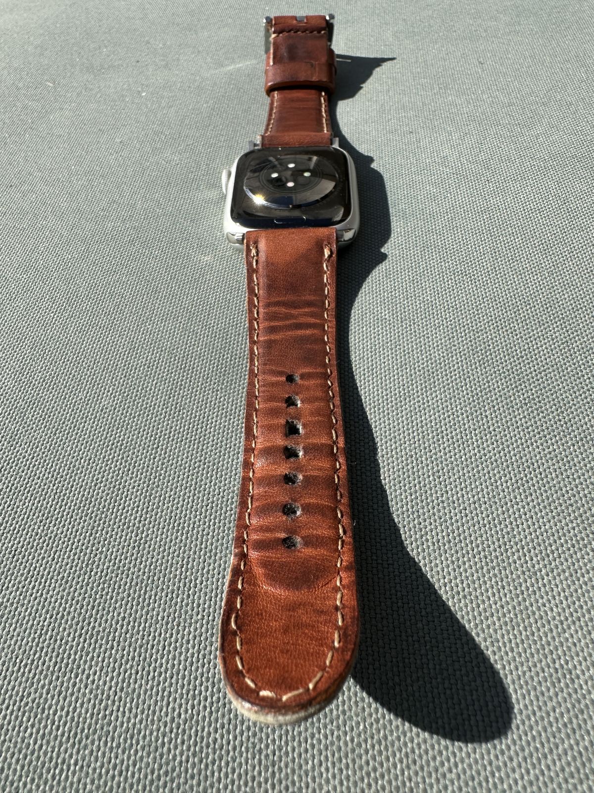 Photo by amac16 on December 3, 2025 of the Olpr Horween Leather Apple Watch Band in Horween Natural Dublin.