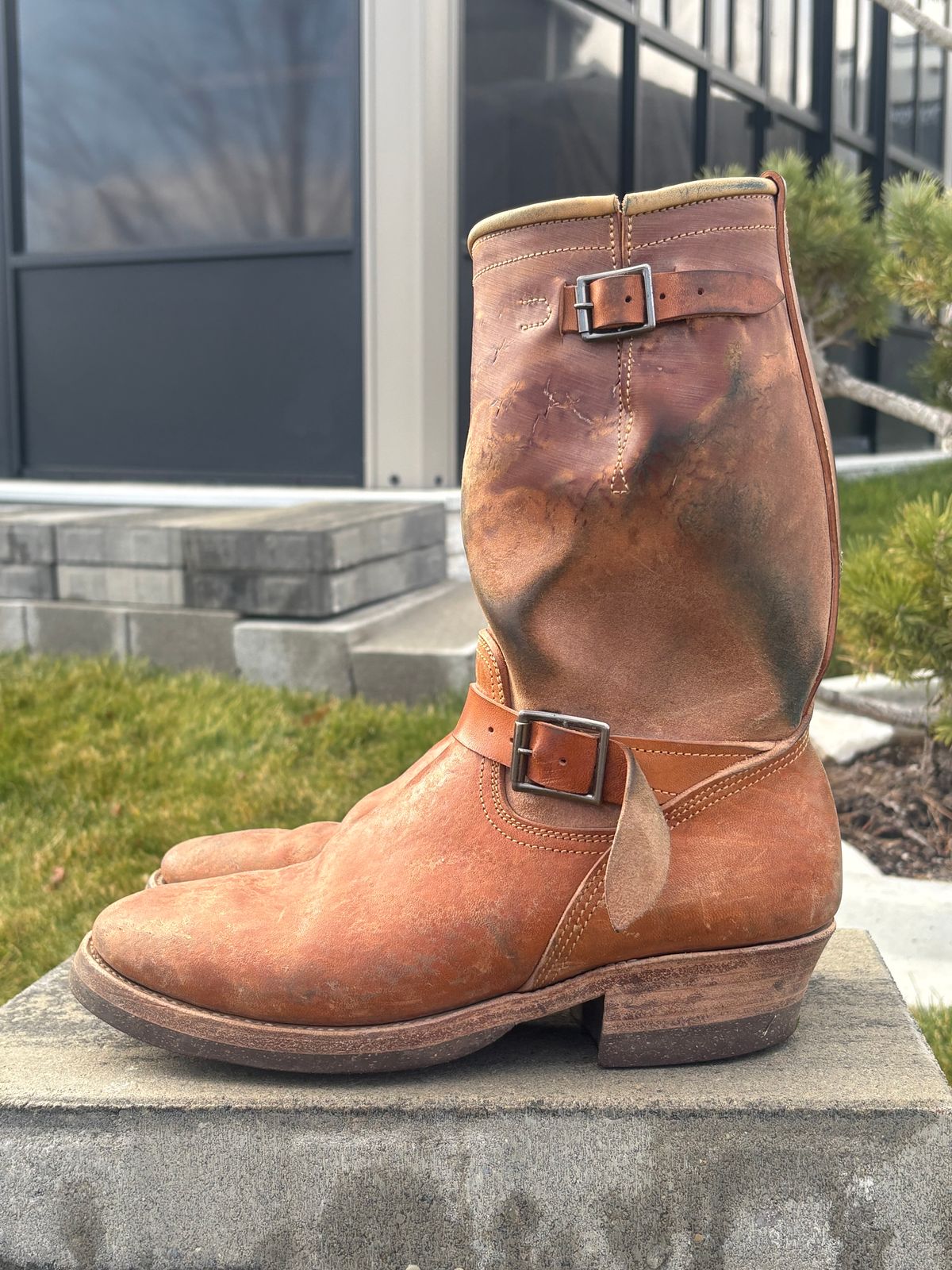 Photo by leafjar77 on December 3, 2025 of the Unsung U 22-2 Engineer Boot in Maryam Natural Rovescio Sego.