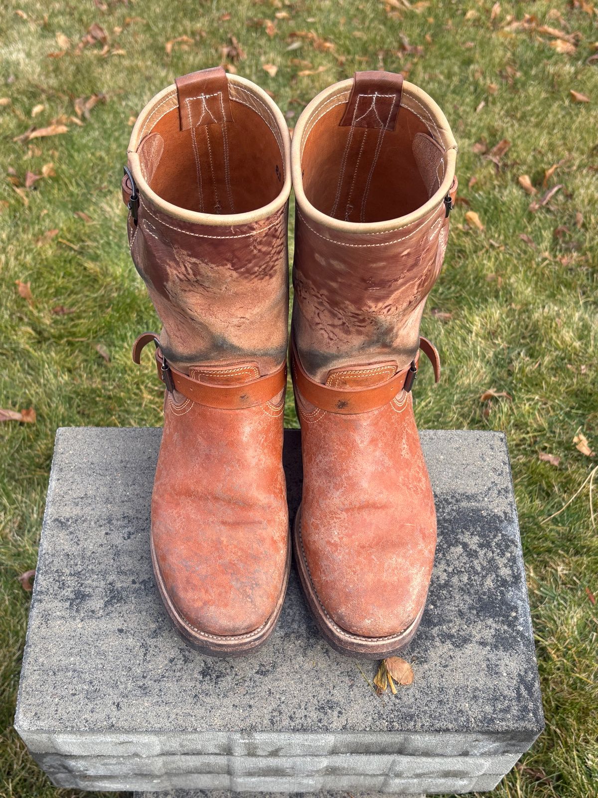 Photo by leafjar77 on December 3, 2025 of the Unsung U 22-2 Engineer Boot in Maryam Natural Rovescio Sego.