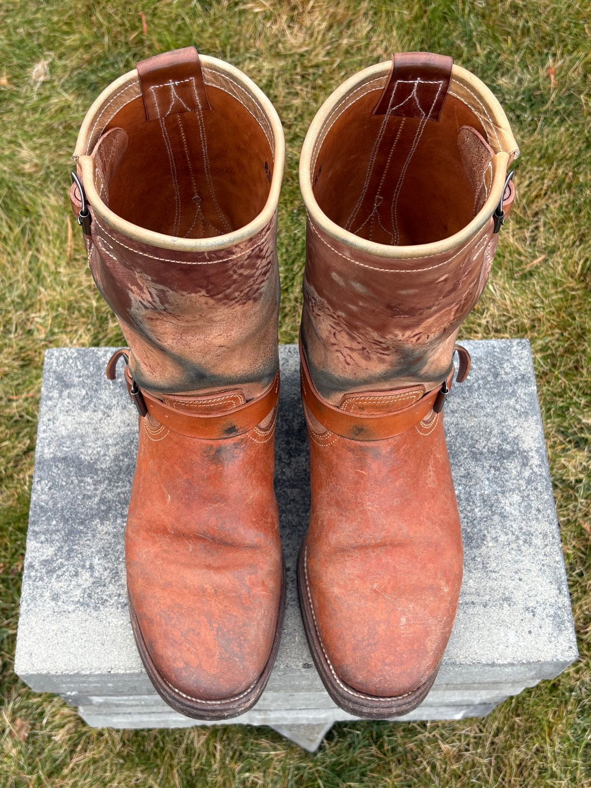 Photo by leafjar77 on January 3, 2026 of the Unsung U 22-2 Engineer Boot in Maryam Natural Rovescio Sego.