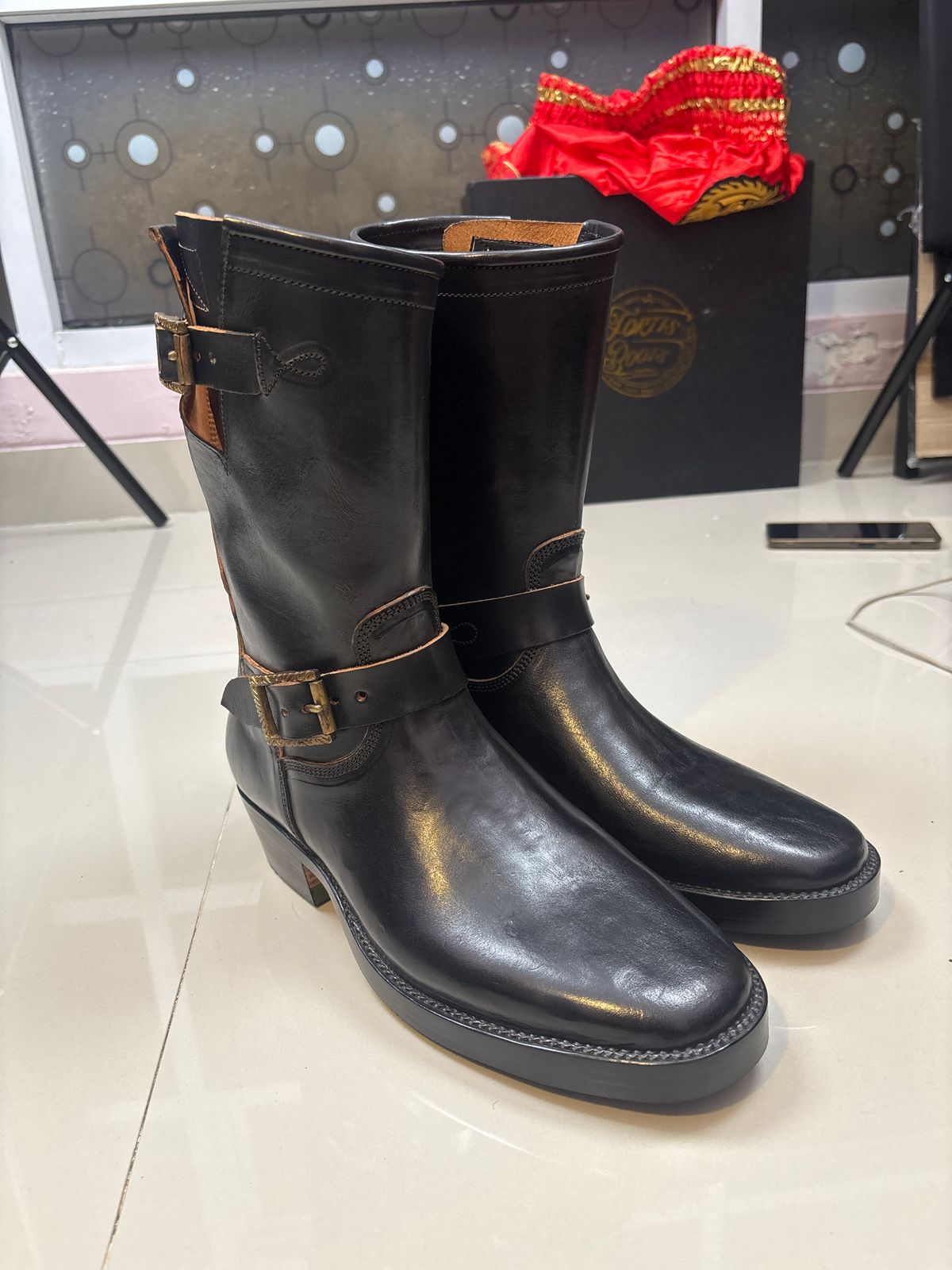 Photo by gerrychriss on October 31, 2025 of the Fortis Boots Tapak 2.0 Engineer Boots in Maryam Toscanello Horsebutt Overdyed Black.