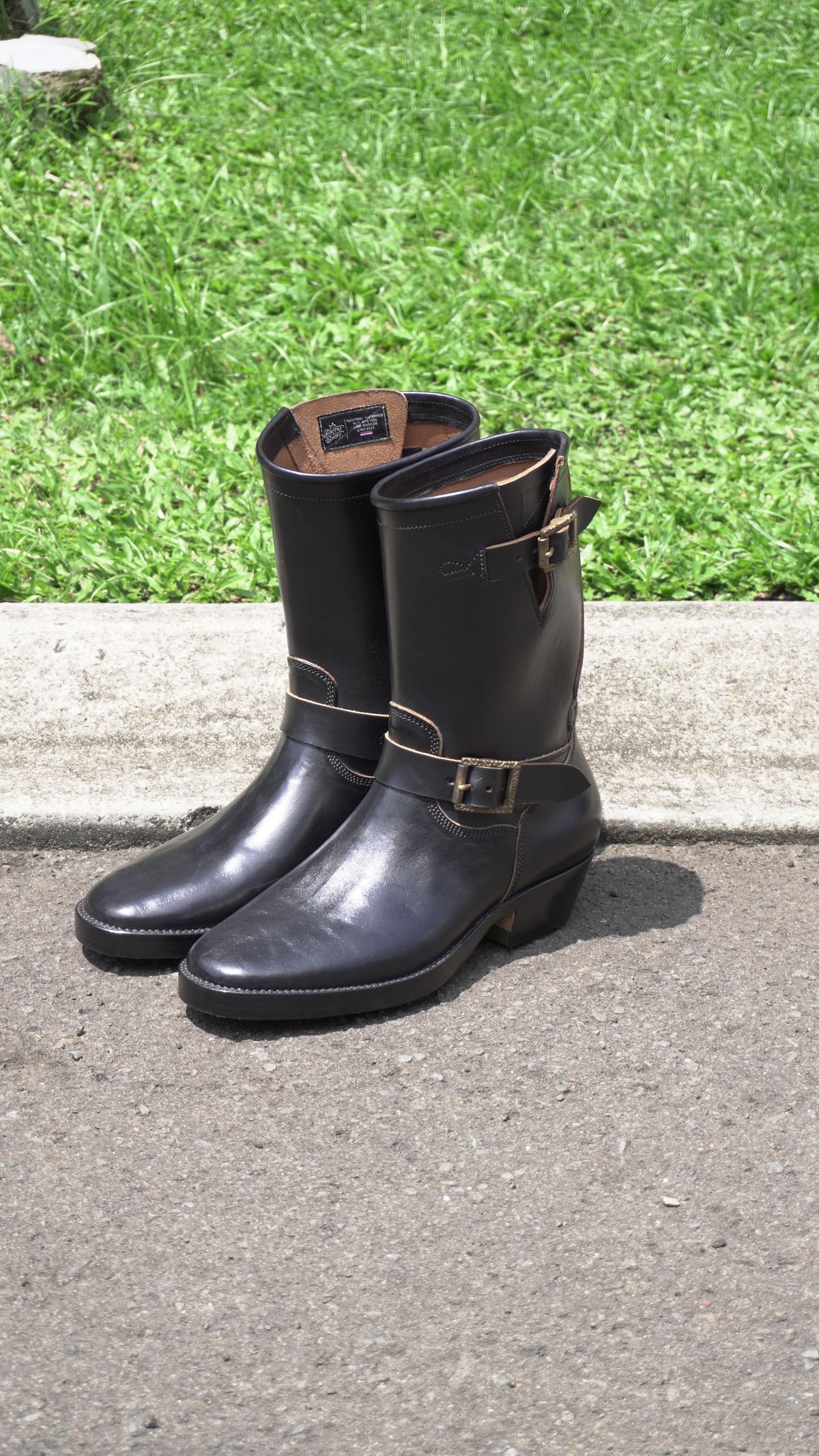 Photo by gerrychriss on November 1, 2025 of the Fortis Boots Tapak 2.0 Engineer Boots in Maryam Toscanello Horsebutt Overdyed Black.