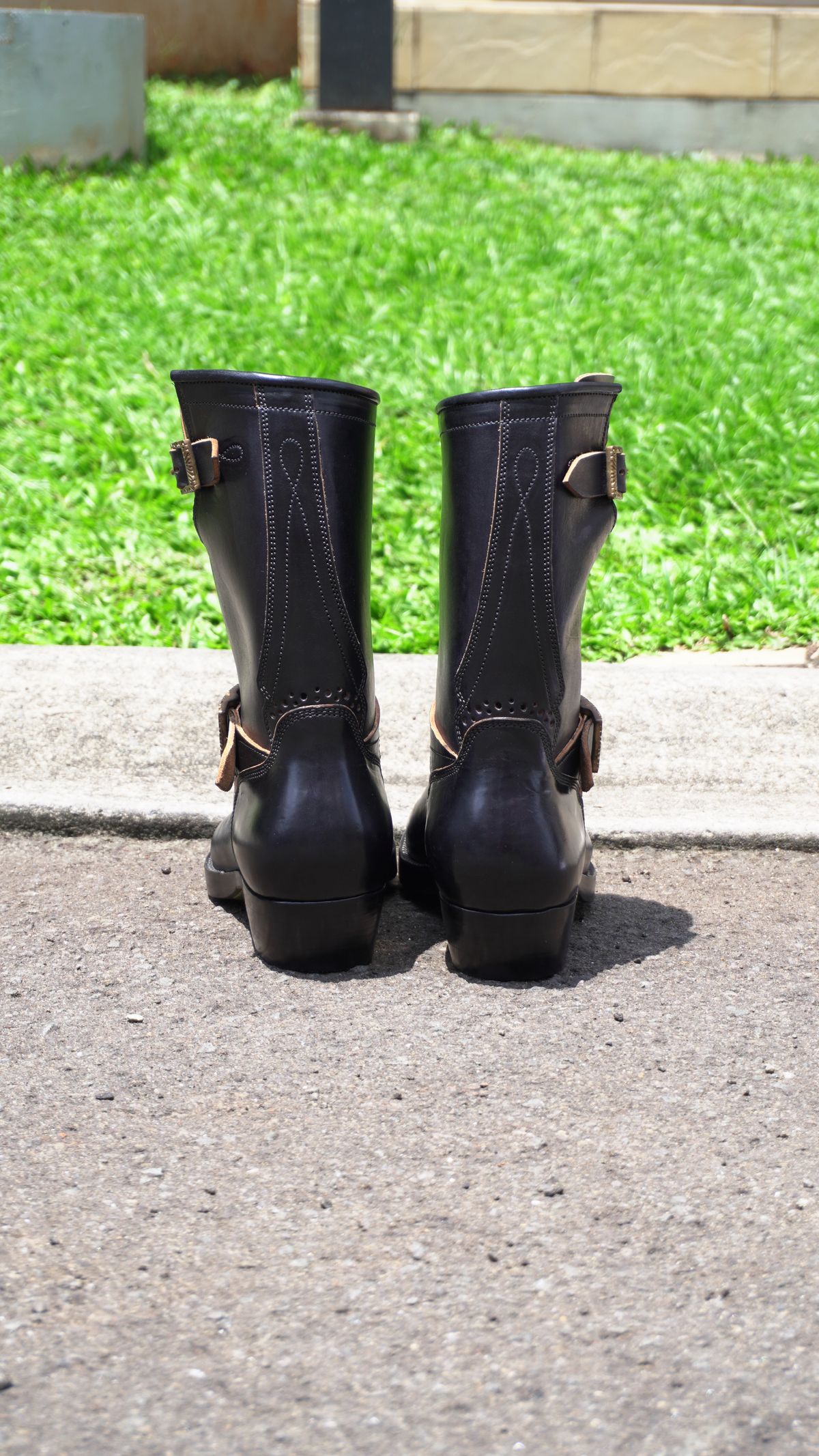 Photo by gerrychriss on November 1, 2025 of the Fortis Boots Tapak 2.0 Engineer Boots in Maryam Toscanello Horsebutt Overdyed Black.