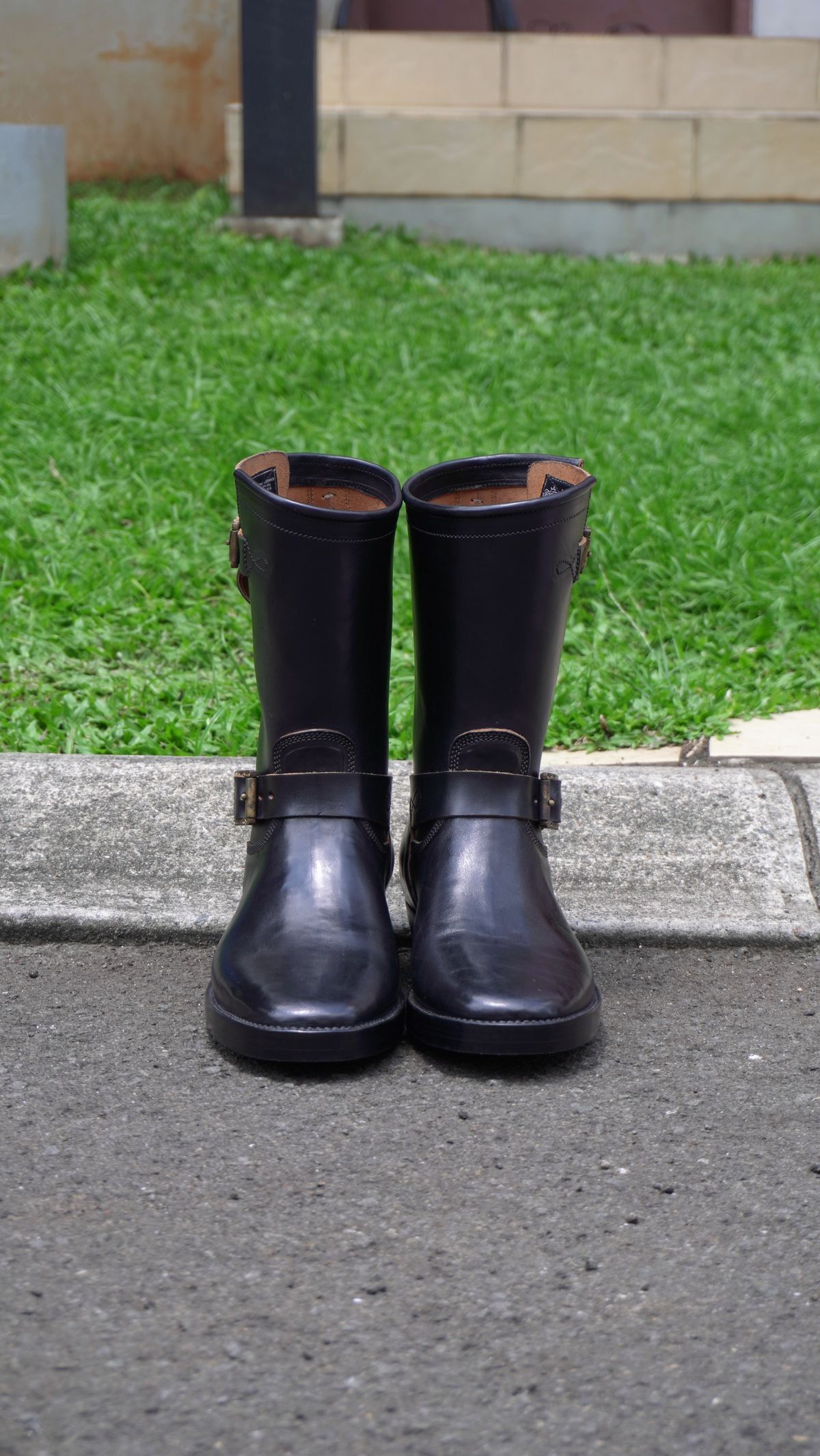 Photo by gerrychriss on November 1, 2025 of the Fortis Boots Tapak 2.0 Engineer Boots in Maryam Toscanello Horsebutt Overdyed Black.