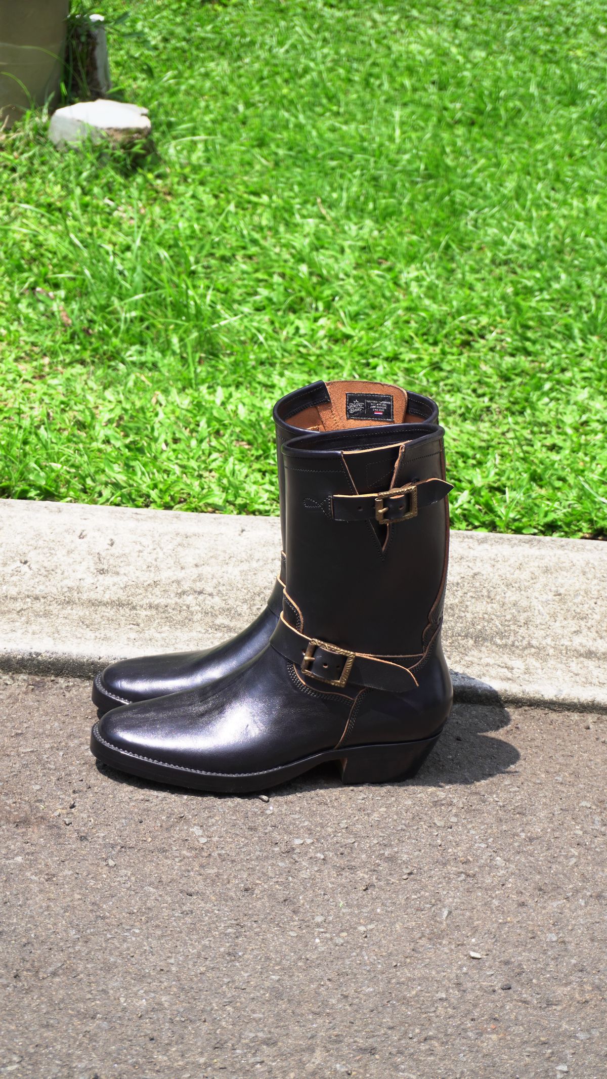 Photo by gerrychriss on November 1, 2025 of the Fortis Boots Tapak 2.0 Engineer Boots in Maryam Toscanello Horsebutt Overdyed Black.