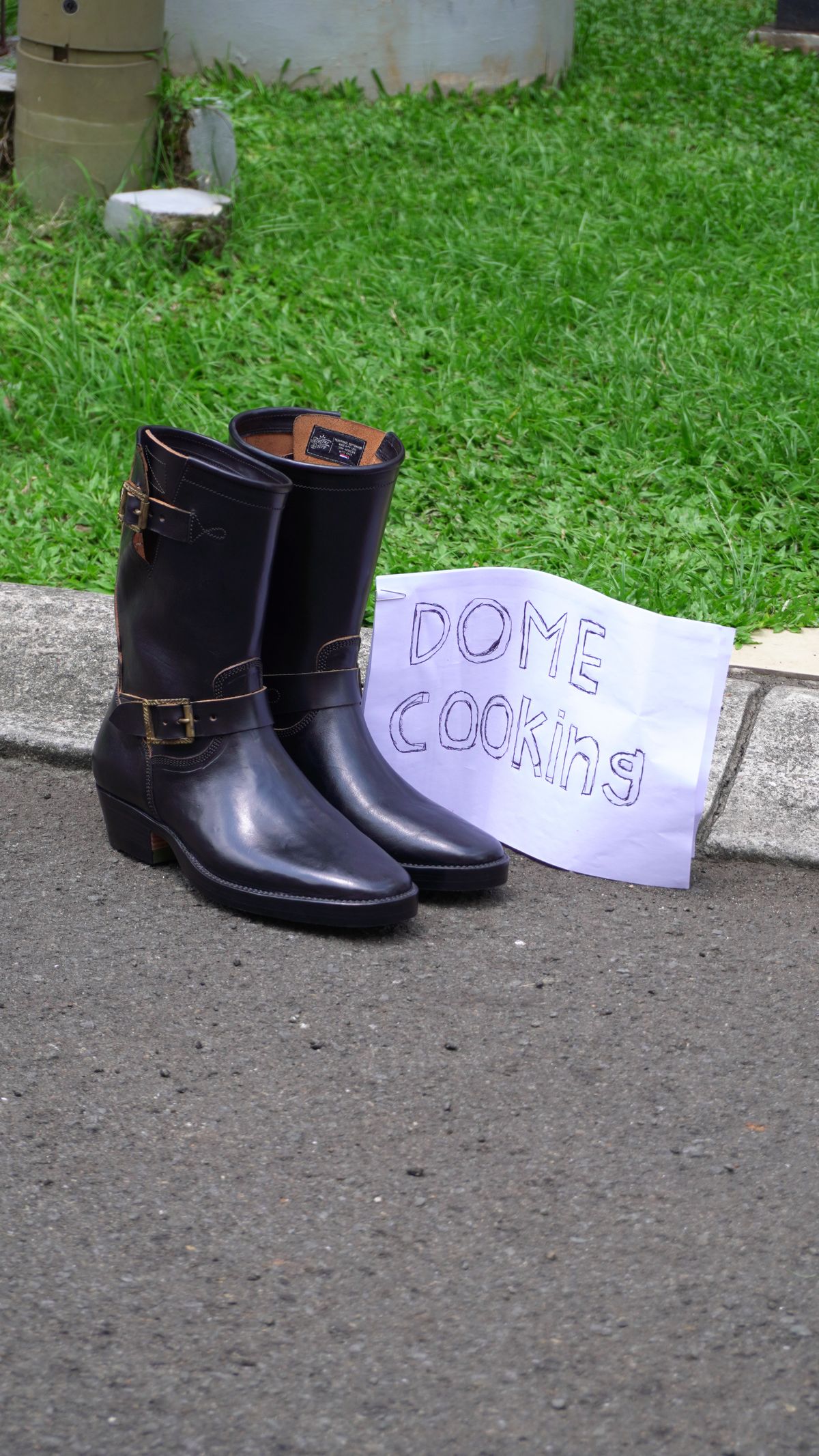 Photo by gerrychriss on November 1, 2025 of the Fortis Boots Tapak 2.0 Engineer Boots in Maryam Toscanello Horsebutt Overdyed Black.