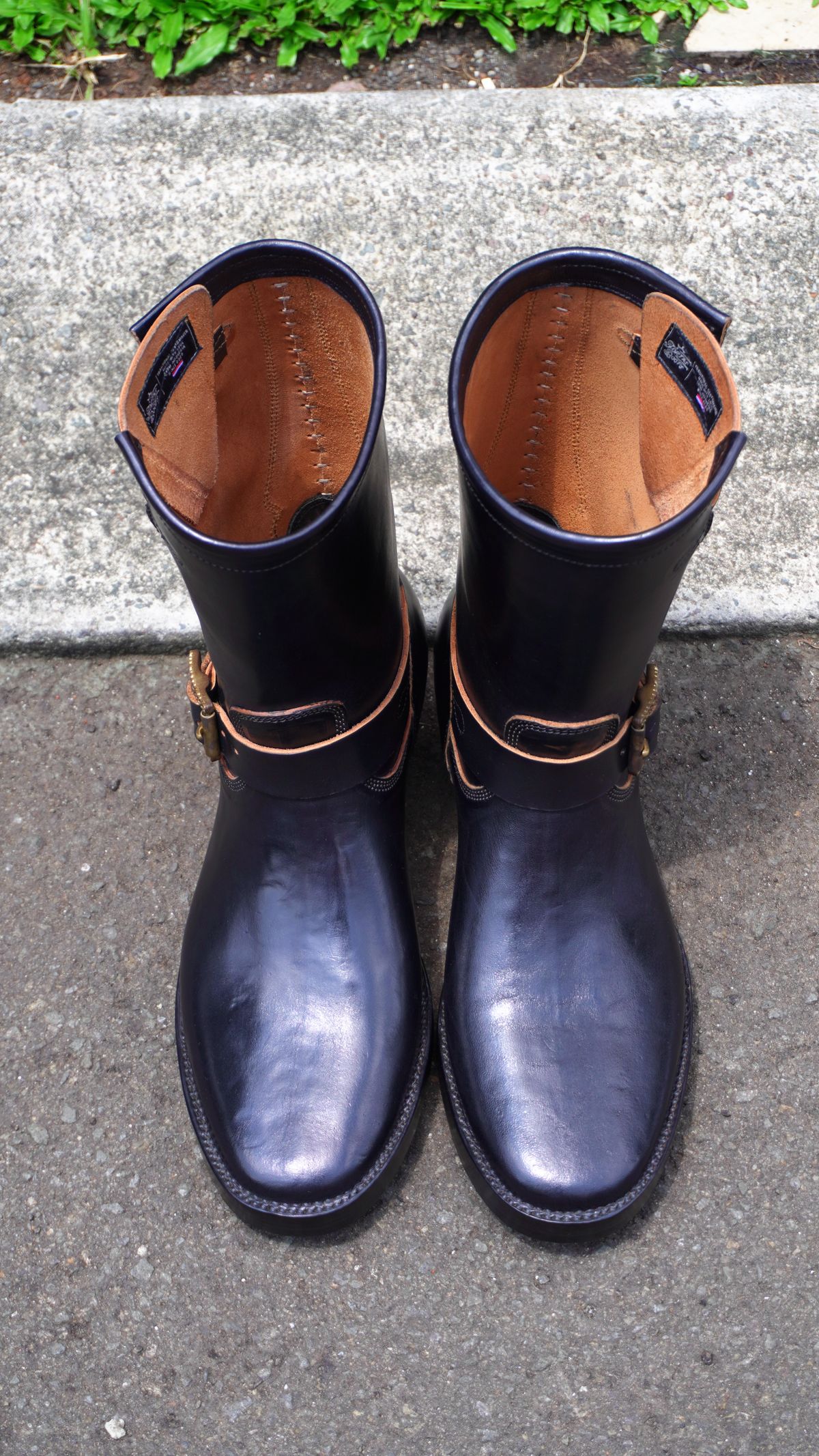 Photo by gerrychriss on November 1, 2025 of the Fortis Boots Tapak 2.0 Engineer Boots in Maryam Toscanello Horsebutt Overdyed Black.