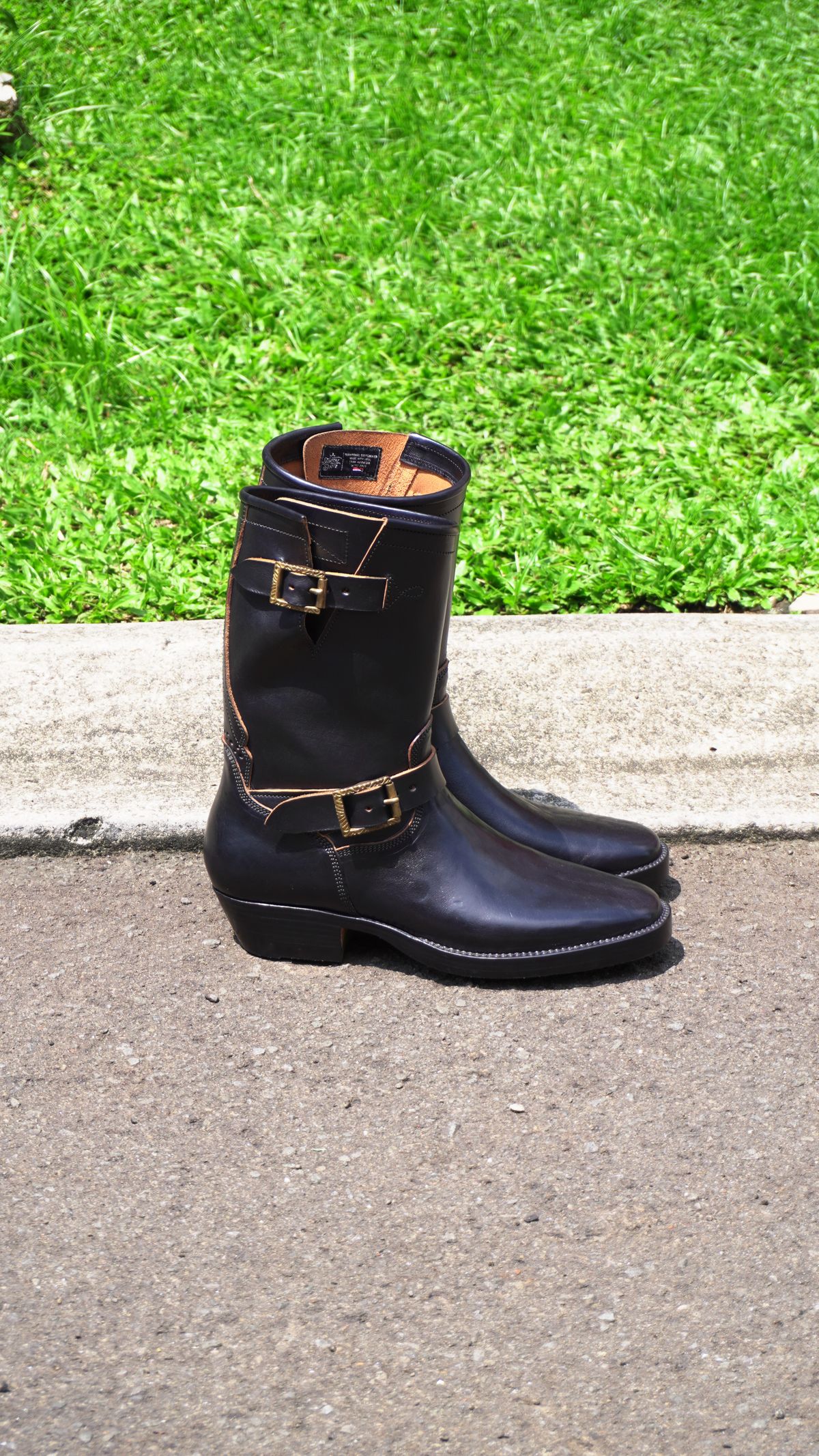 Photo by gerrychriss on November 1, 2025 of the Fortis Boots Tapak 2.0 Engineer Boots in Maryam Toscanello Horsebutt Overdyed Black.