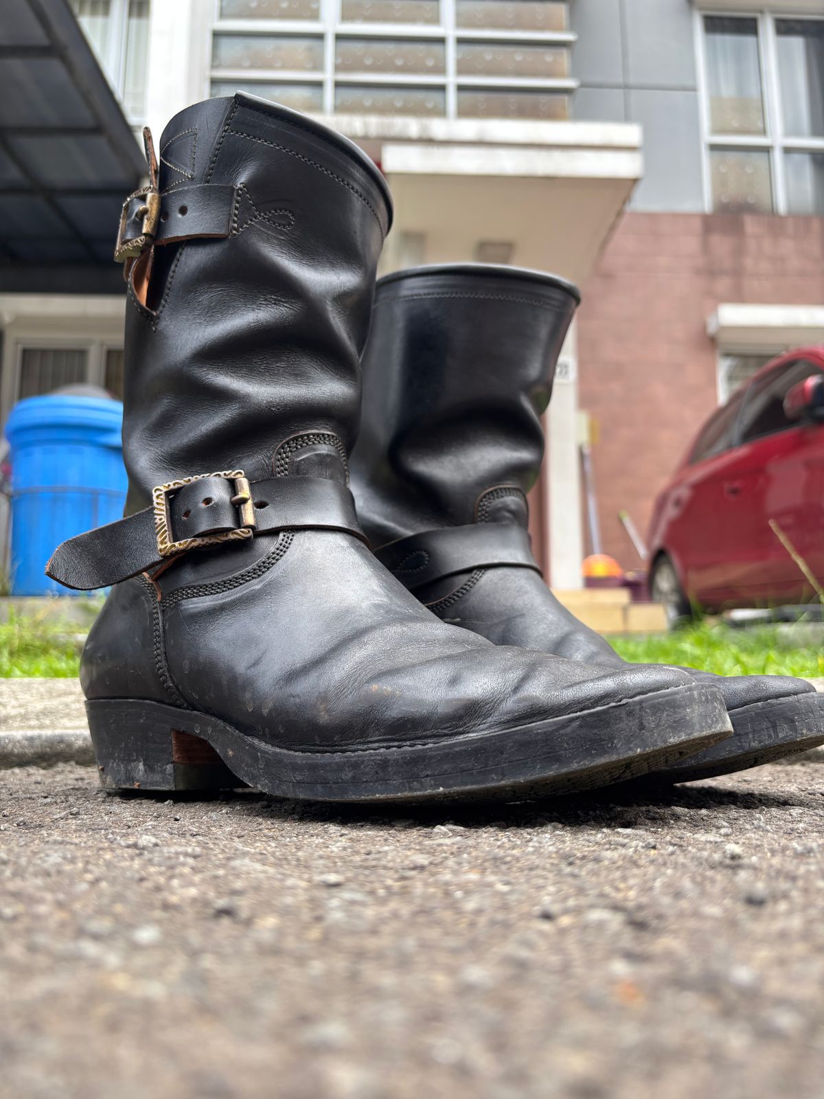 Photo by gerrychriss on December 4, 2025 of the Fortis Boots Tapak 2.0 Engineer Boots in Maryam Toscanello Horsebutt Overdyed Black.