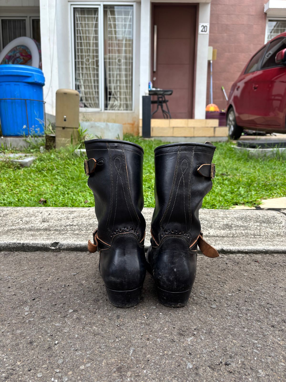 Photo by gerrychriss on December 4, 2025 of the Fortis Boots Tapak 2.0 Engineer Boots in Maryam Toscanello Horsebutt Overdyed Black.