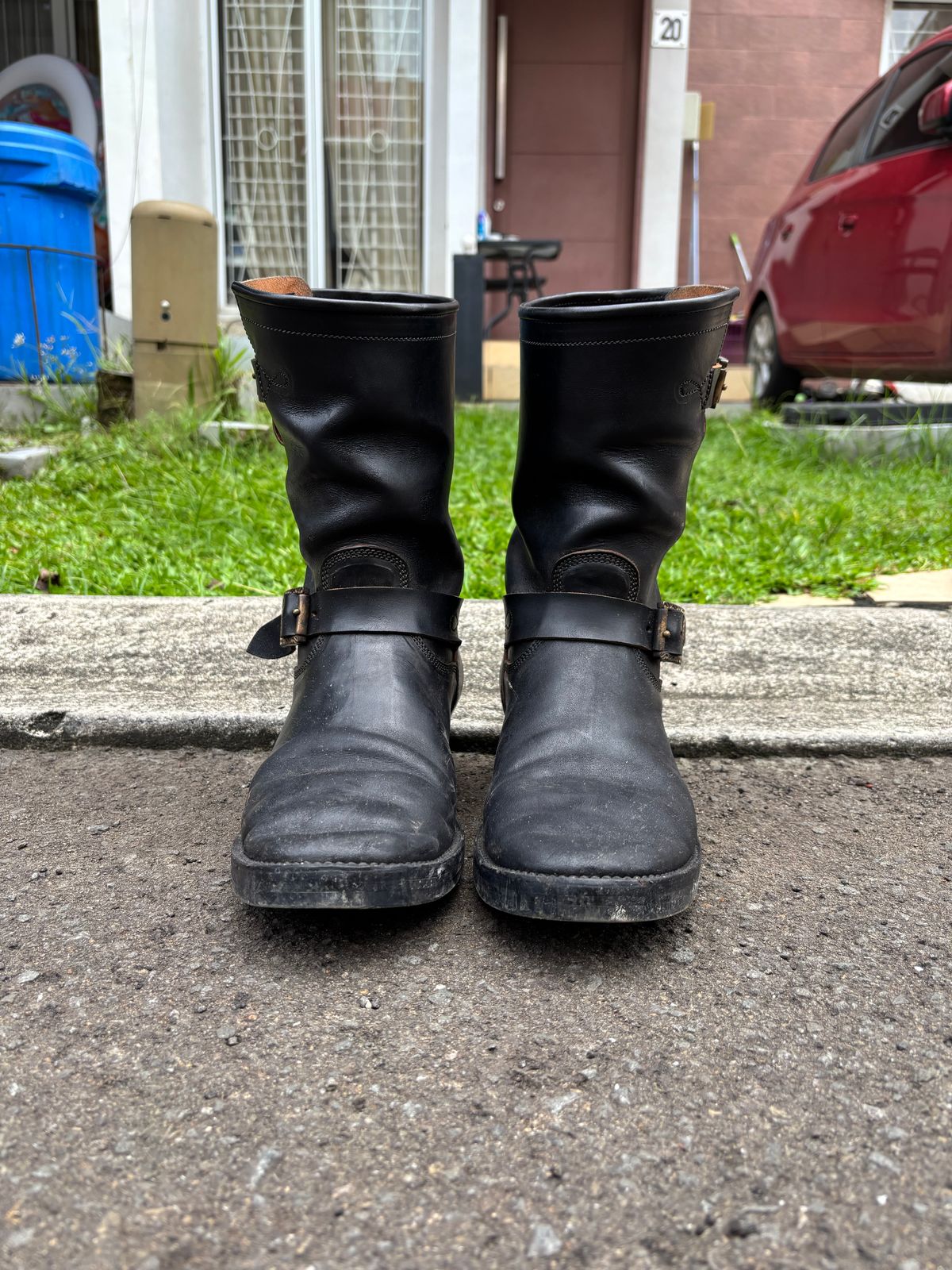Photo by gerrychriss on December 4, 2025 of the Fortis Boots Tapak 2.0 Engineer Boots in Maryam Toscanello Horsebutt Overdyed Black.