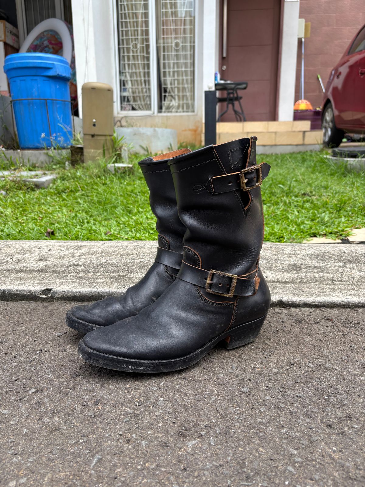 Photo by gerrychriss on December 4, 2025 of the Fortis Boots Tapak 2.0 Engineer Boots in Maryam Toscanello Horsebutt Overdyed Black.