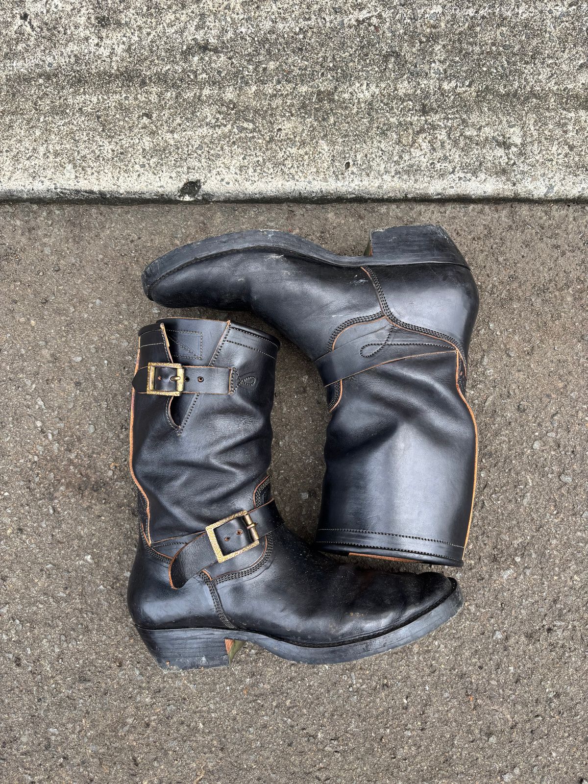 Photo by gerrychriss on December 4, 2025 of the Fortis Boots Tapak 2.0 Engineer Boots in Maryam Toscanello Horsebutt Overdyed Black.