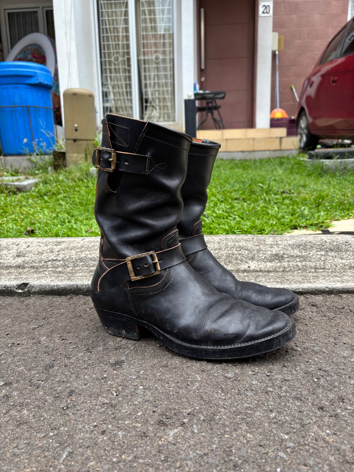 Photo by gerrychriss on December 4, 2025 of the Fortis Boots Tapak 2.0 Engineer Boots in Maryam Toscanello Horsebutt Overdyed Black.