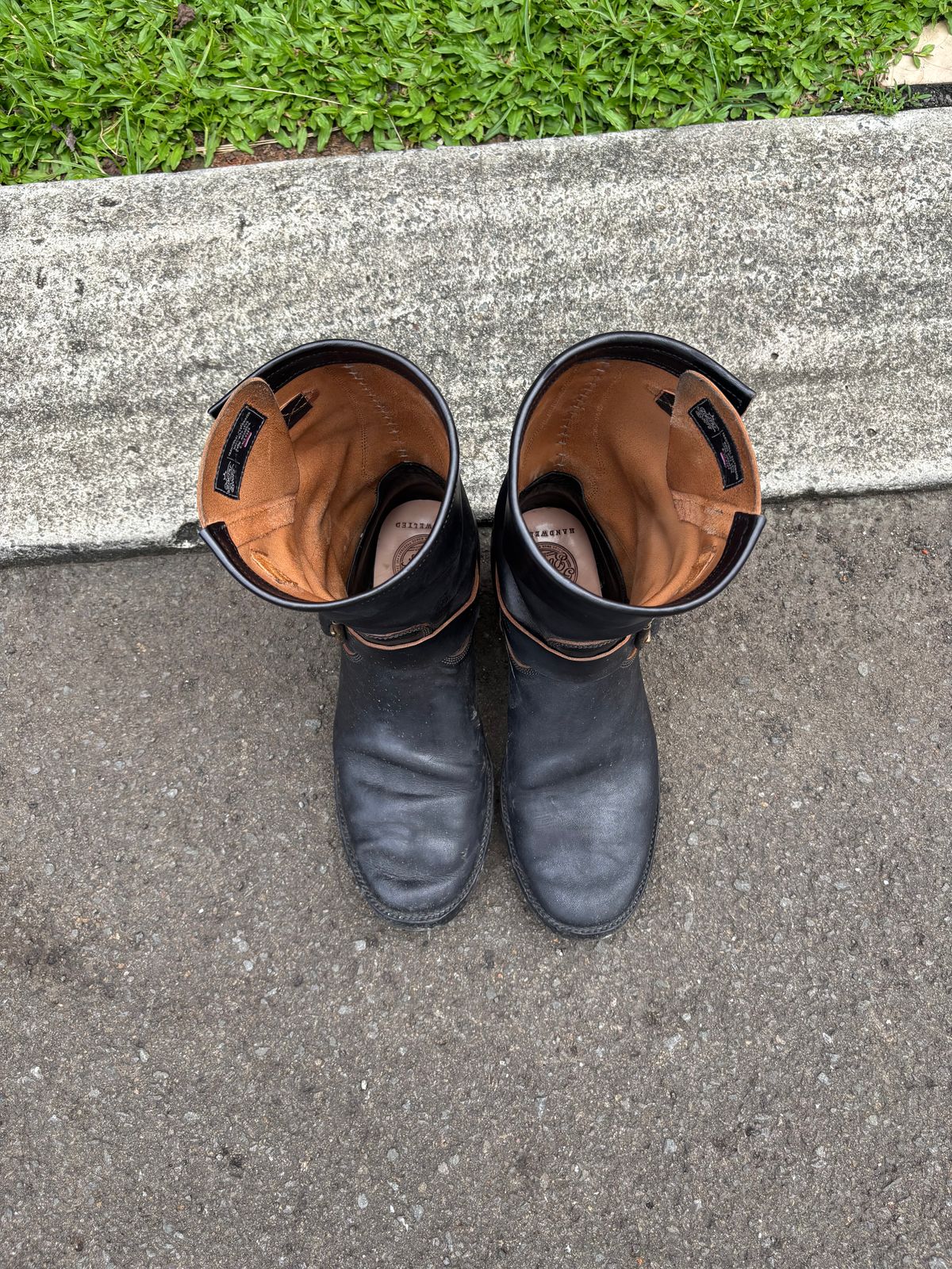 Photo by gerrychriss on December 4, 2025 of the Fortis Boots Tapak 2.0 Engineer Boots in Maryam Toscanello Horsebutt Overdyed Black.