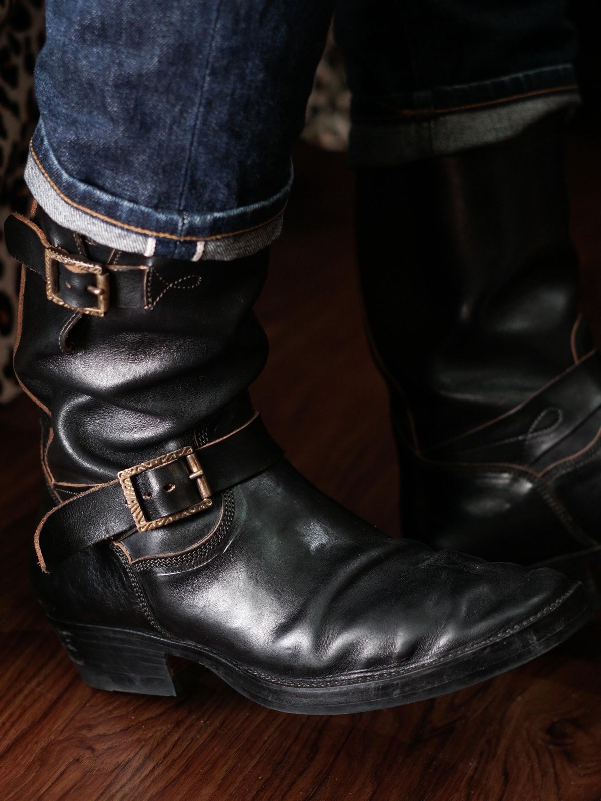 Photo by gerrychriss on December 15, 2025 of the Fortis Boots Tapak 2.0 Engineer Boots in Maryam Toscanello Horsebutt Overdyed Black.