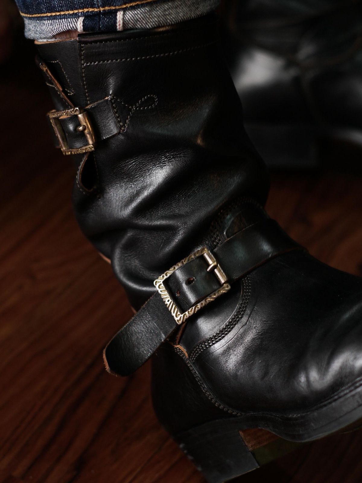 Photo by gerrychriss on December 15, 2025 of the Fortis Boots Tapak 2.0 Engineer Boots in Maryam Toscanello Horsebutt Overdyed Black.