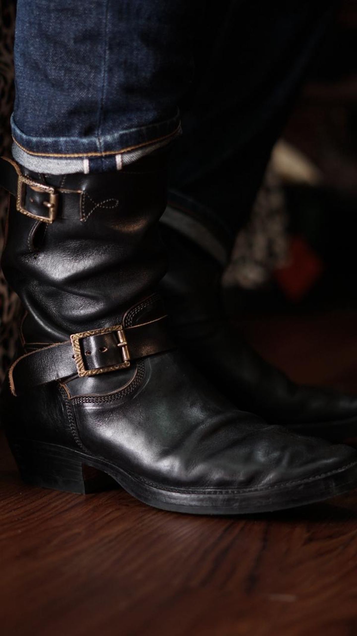 Photo by gerrychriss on December 15, 2025 of the Fortis Boots Tapak 2.0 Engineer Boots in Maryam Toscanello Horsebutt Overdyed Black.