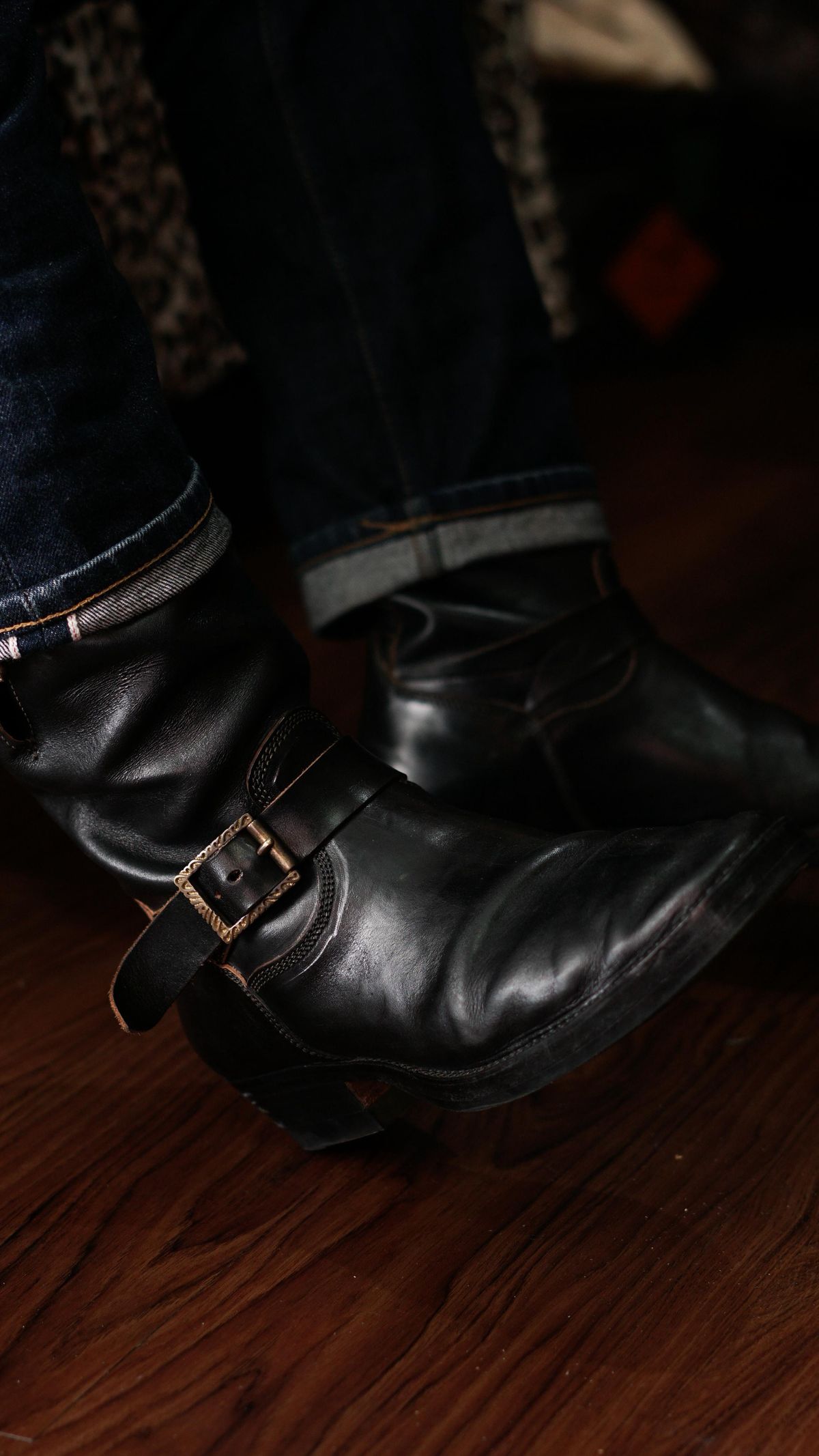 Photo by gerrychriss on December 15, 2025 of the Fortis Boots Tapak 2.0 Engineer Boots in Maryam Toscanello Horsebutt Overdyed Black.