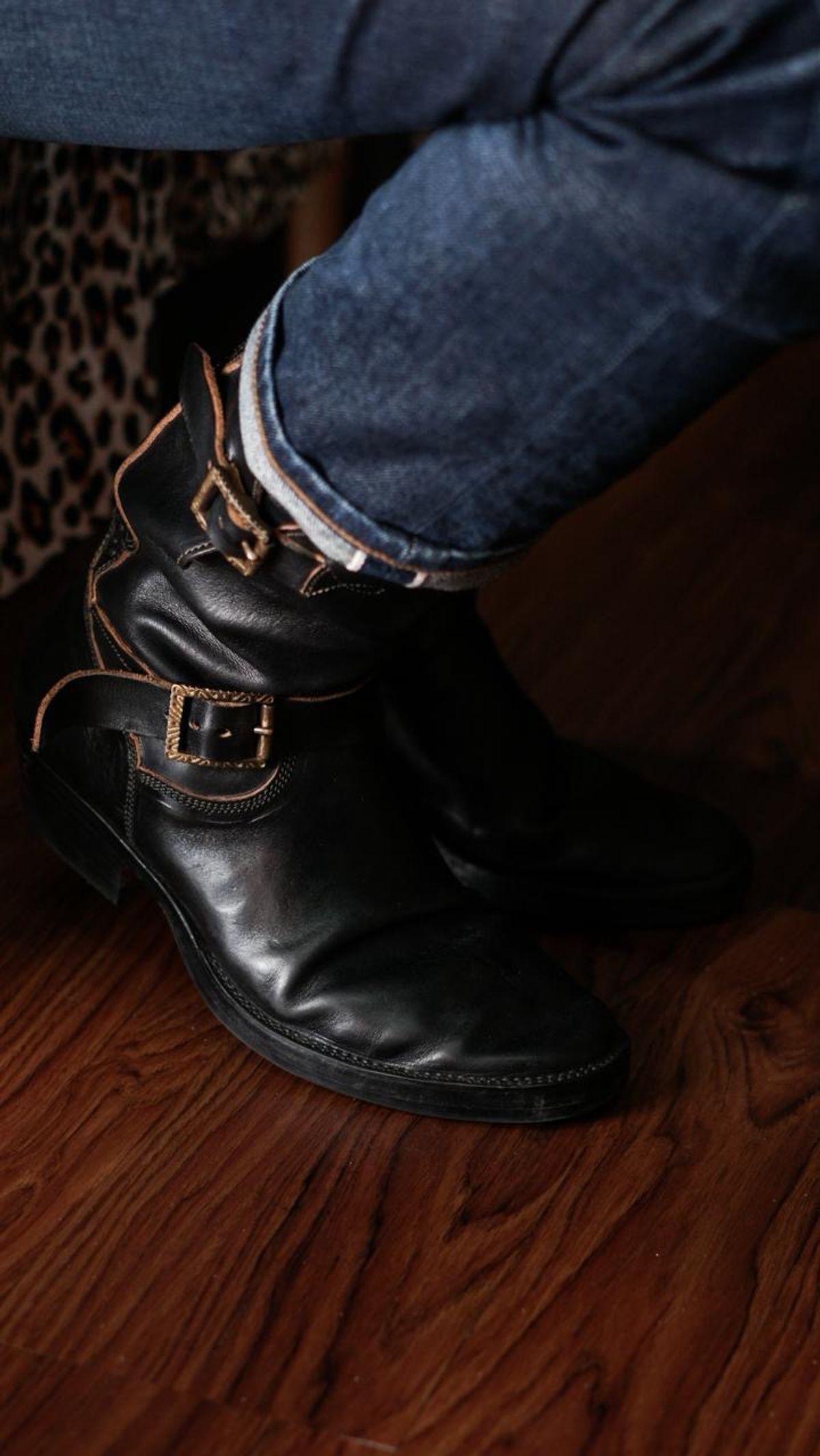 Photo by gerrychriss on December 15, 2025 of the Fortis Boots Tapak 2.0 Engineer Boots in Maryam Toscanello Horsebutt Overdyed Black.