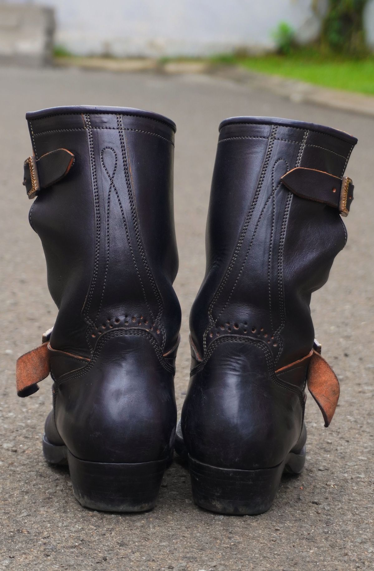 Photo by gerrychriss on January 3, 2026 of the Fortis Boots Tapak 2.0 Engineer Boots in Maryam Toscanello Horsebutt Overdyed Black.