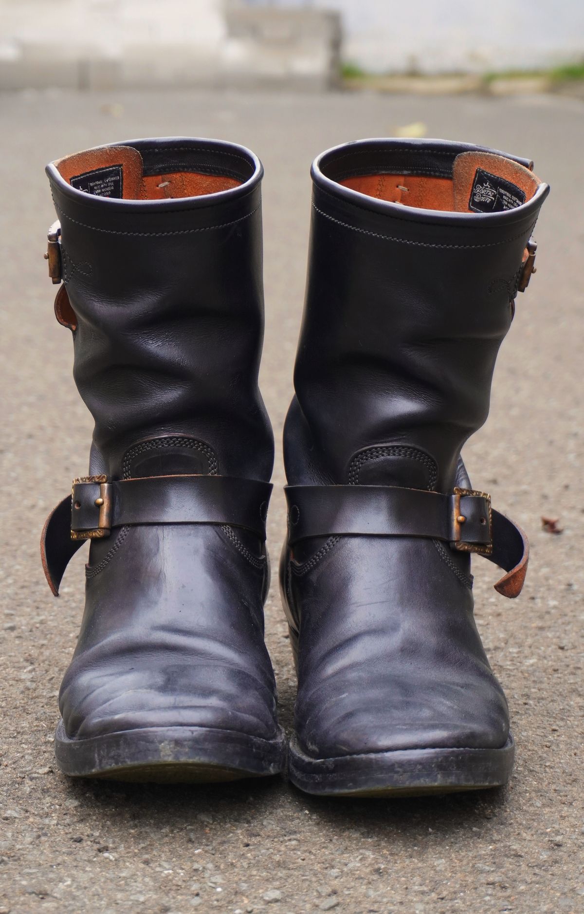 Photo by gerrychriss on January 3, 2026 of the Fortis Boots Tapak 2.0 Engineer Boots in Maryam Toscanello Horsebutt Overdyed Black.