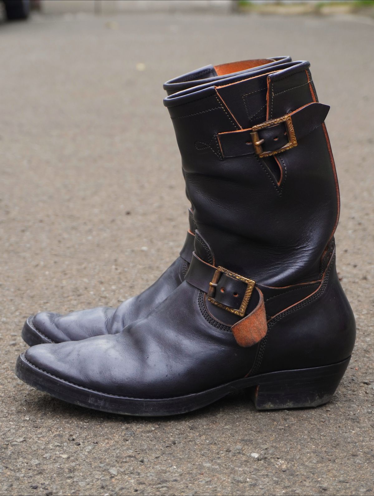 Photo by gerrychriss on January 3, 2026 of the Fortis Boots Tapak 2.0 Engineer Boots in Maryam Toscanello Horsebutt Overdyed Black.
